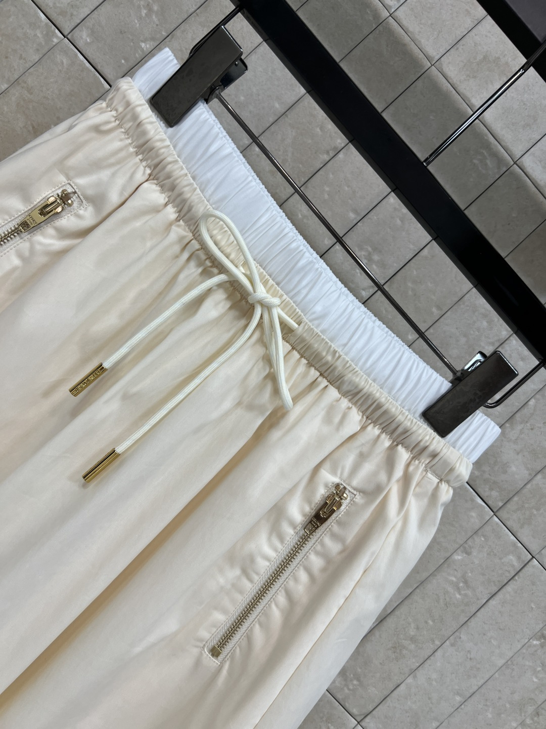 CE家 26夏季新款 立领套装 立领短款外套+A腰A字半裙 轻薄透气面料 兼顾舒适与质感 金属标细节点缀