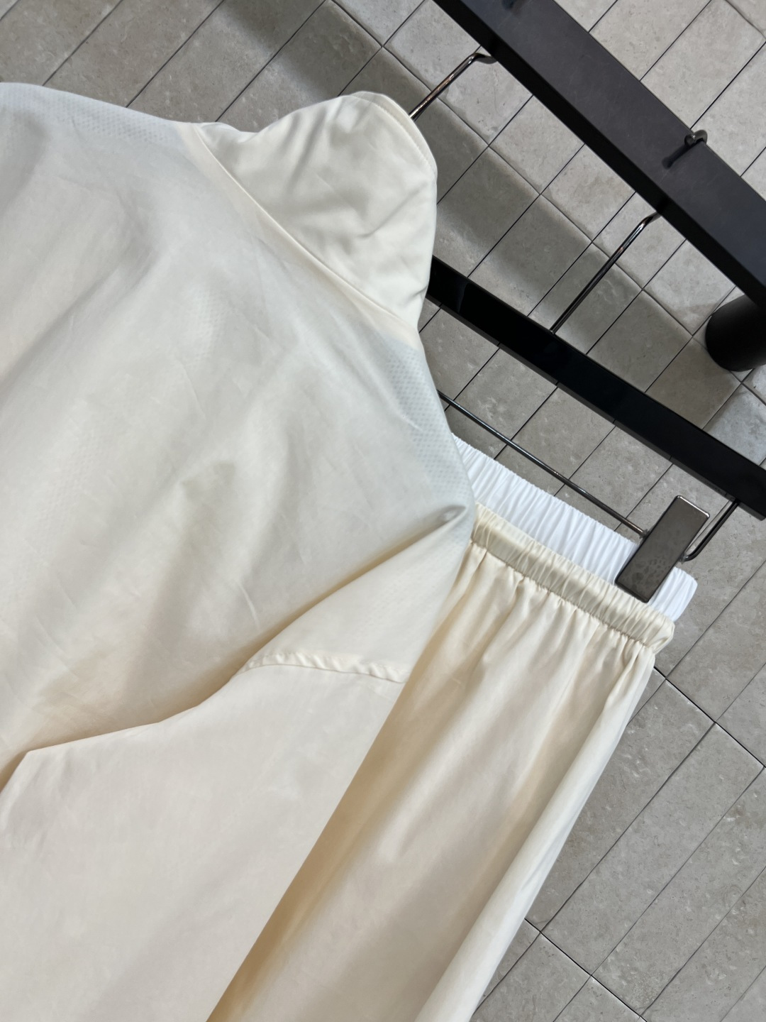 CE家 26夏季新款 立领套装 立领短款外套+A腰A字半裙 轻薄透气面料 兼顾舒适与质感 金属标细节点缀