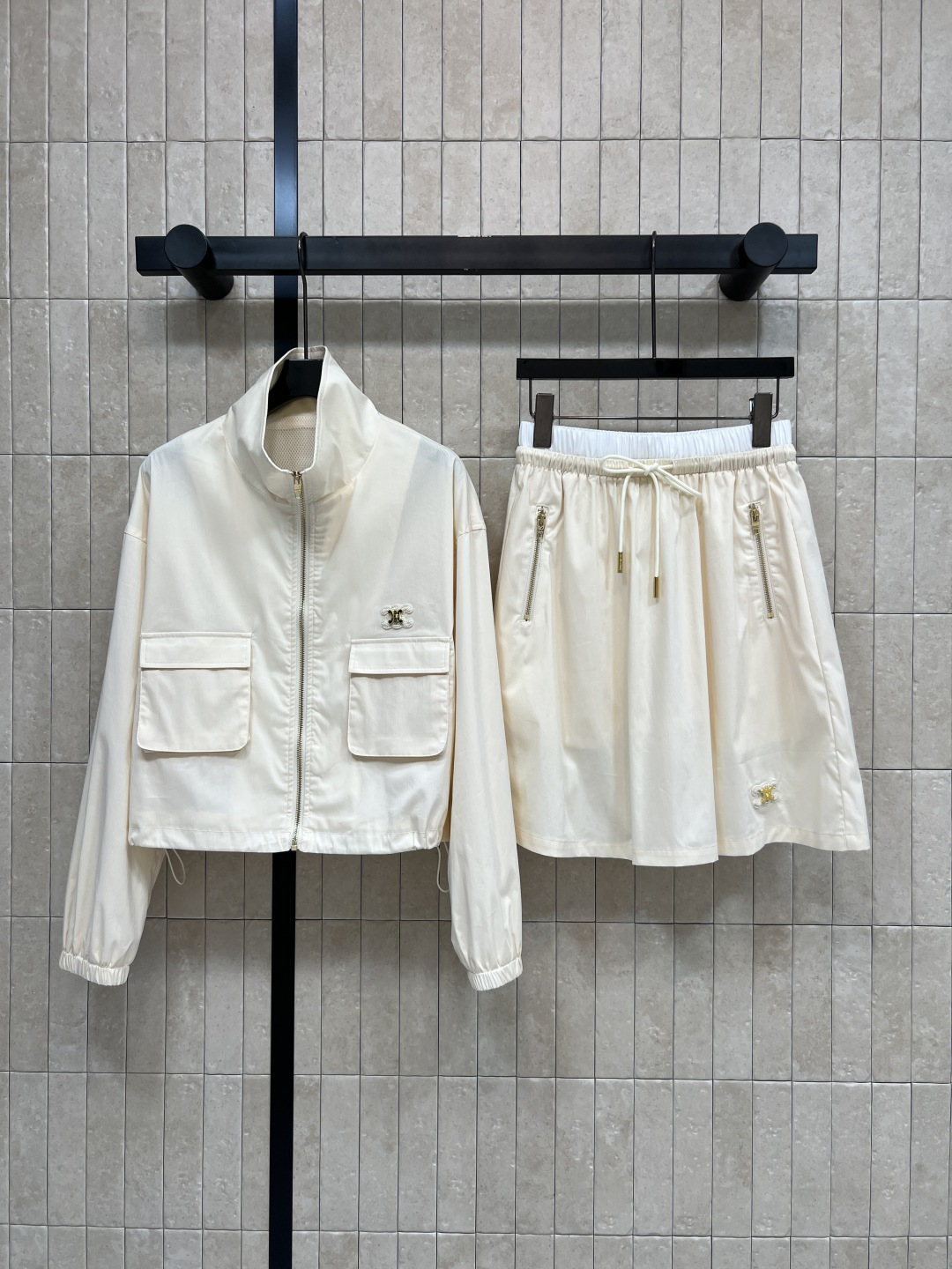 NO:839131,CE Home 26 new summer style stand-up collar suit, stand-up collar short jacket + A-waist A-line skirt, light and breathable fabric, taking into account both comfort and texture, metal label details embellished with a sense of sophistication, tops and skirts have symmetrical pocket design, both comfortable and sophisticated, can be worn for daily commuting and weekend outings, two colors and three sizes, Size/S-M-L,,skirts,jackets & coats,19860909CE家 26夏季新款 立领套装 立领短款外套+A腰A字半裙 轻薄透气面料 兼顾舒适与质感 金属标细节点缀 自带精致感 上衣半裙都有对称口袋设计 兼具舒适跟精致 日常通勤 周末出游都能穿 两色三码Size/S-M-L,,skirts,jackets & coats,,Women's clothing