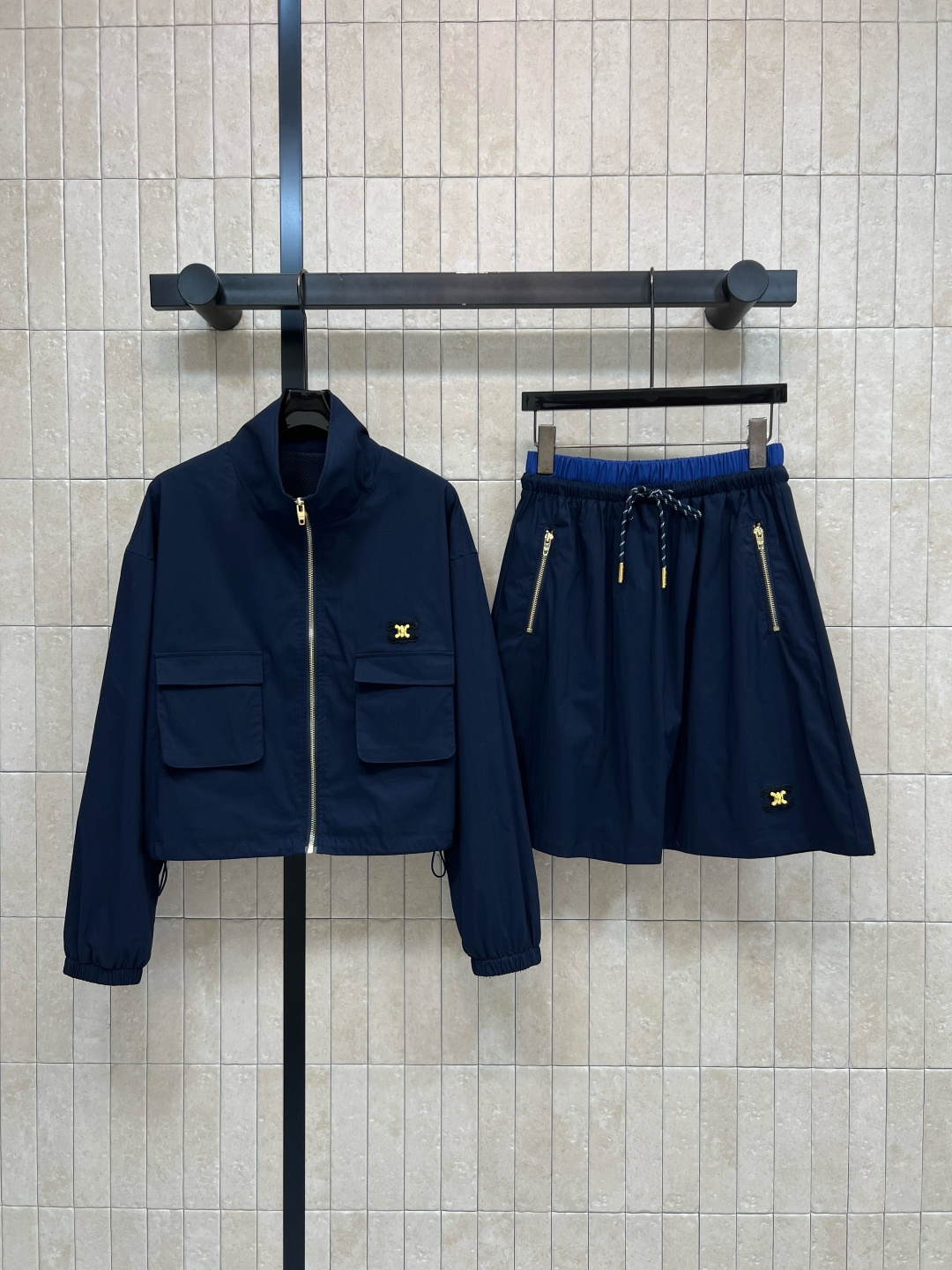 CE家 26夏季新款 立领套装 立领短款外套+A腰A字半裙 轻薄透气面料 兼顾舒适与质感 金属标细节点缀