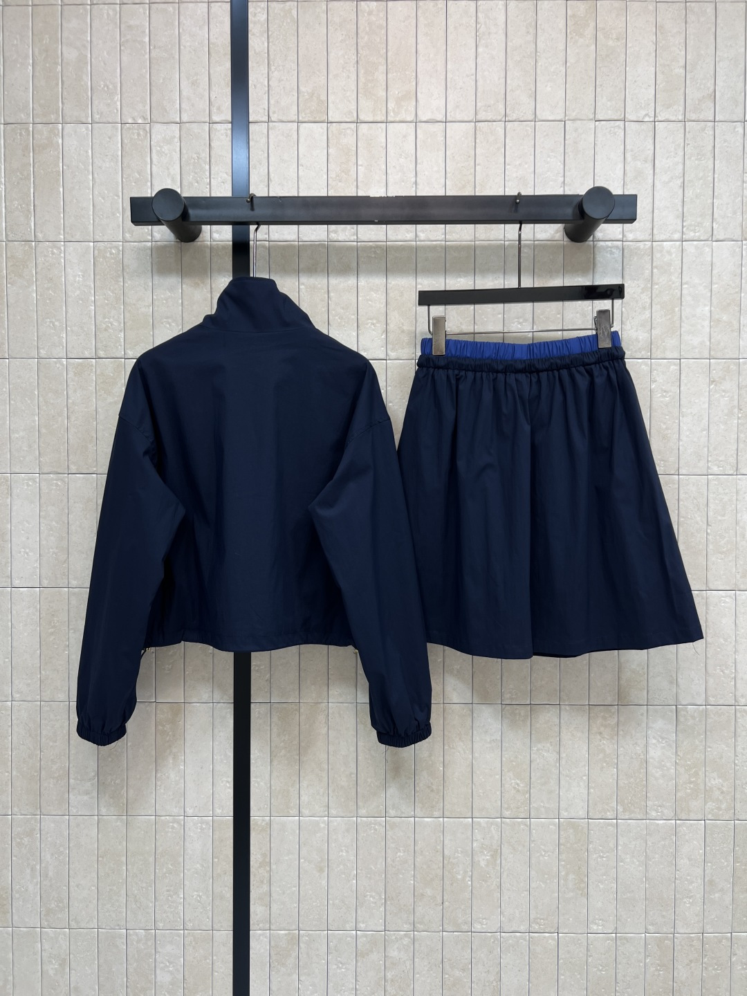 CE家 26夏季新款 立领套装 立领短款外套+A腰A字半裙 轻薄透气面料 兼顾舒适与质感 金属标细节点缀