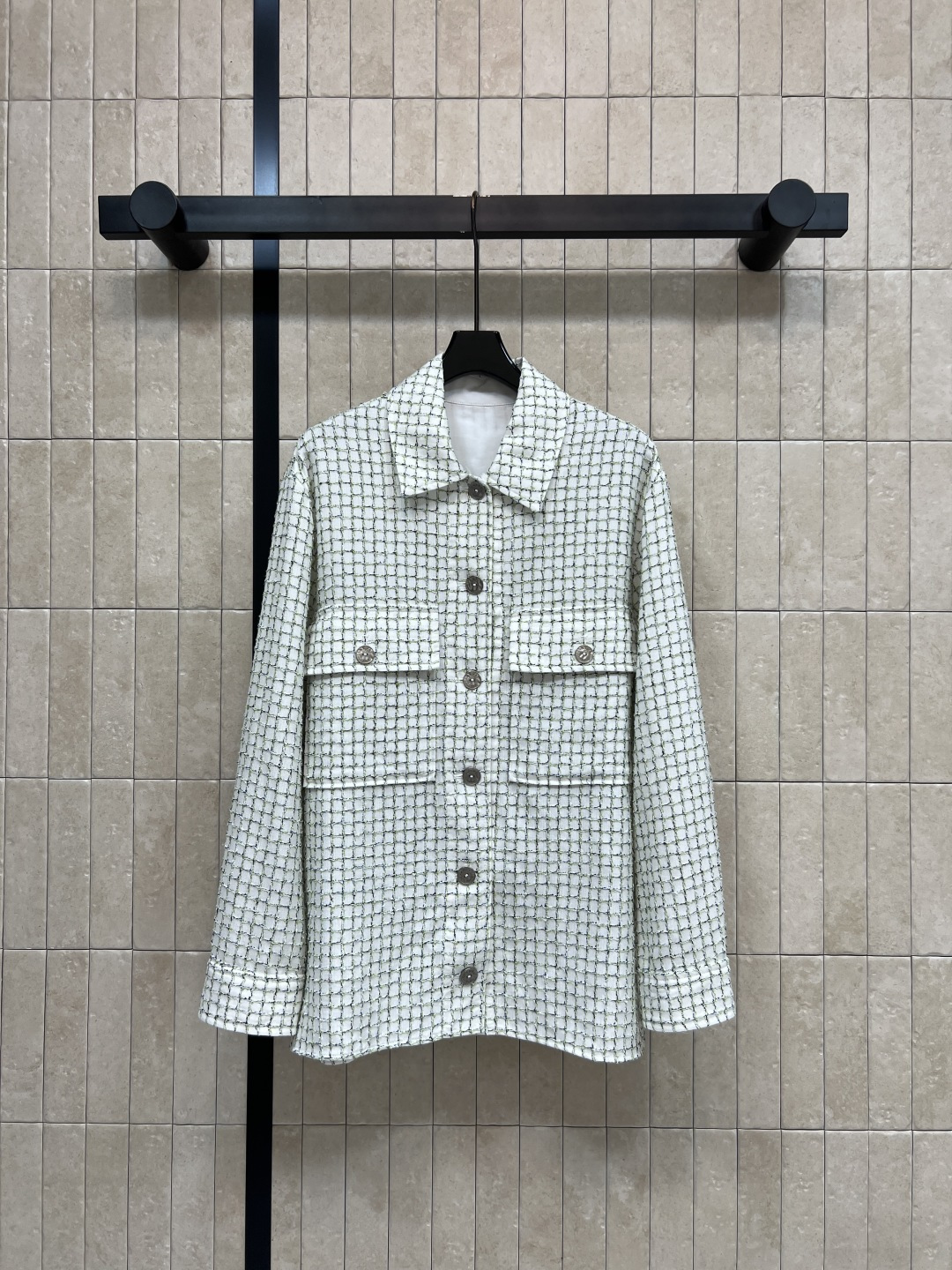 NO:839152,L's 26 new summer style plaid shirt jacket, classic small fragrance design, delicate and crisp texture, perfect details, loose tailoring, symmetrical work pockets on the chest, single-breasted design on the placket, can be easily worn in daily or formal occasions, and looks great with skirts and trousers. Elegant and practical, three sizes in one color, Size/S-M-L,, louis vuitton, skirts, jackets & coats, shirts,19860909L家 26夏季新款 格纹衬衫外套 经典小香风设计 质感细腻又挺括 细节满分 剪裁宽松 胸前的对称工装口袋 门襟的单排扣设计 日常或正式场合都能轻松驾驭 搭配裙装 裤装都很出彩 优雅又实用 一色三码Size/S-M-L,,louis vuitton,skirts,jackets & coats,shirts,,Women's clothing