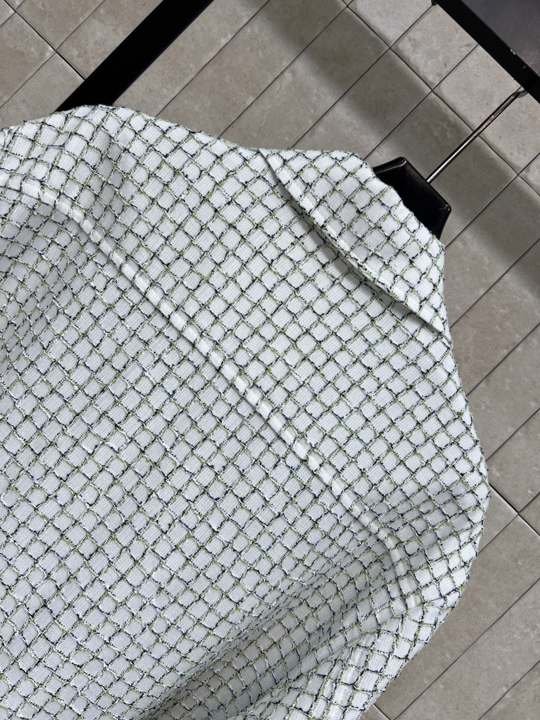 L家 26夏季新款 格纹衬衫外套 ​​经典小香风设计 质感细腻又挺括 细节满分 剪裁宽松 胸前的对称工装