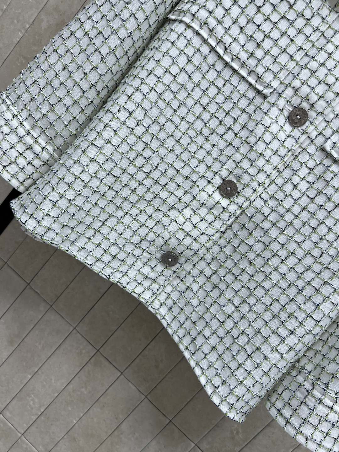 L家 26夏季新款 格纹衬衫外套 ​​经典小香风设计 质感细腻又挺括 细节满分 剪裁宽松 胸前的对称工装