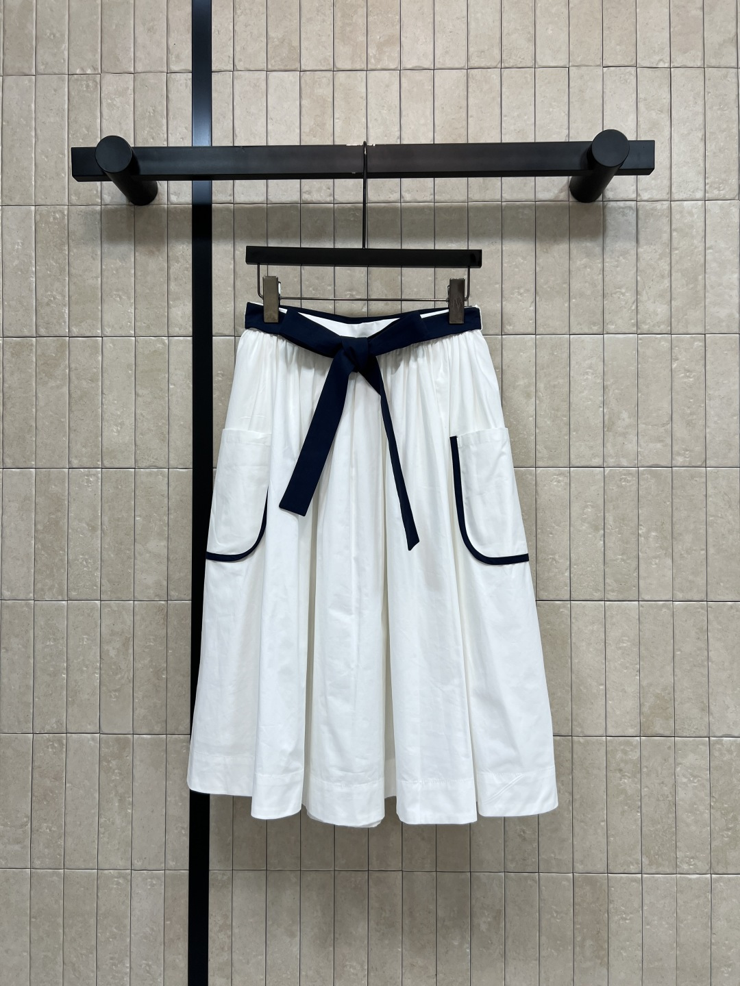 NO:839143,PD Home 26 new summer style white and blue contrast skirt. Pure cotton material is super breathable. High waist design + adjustable straps. Contrast patch pockets on both sides are practical and layered. Zipper opening and closing at the back. Easy to put on and take off. Full of details. Easy to control for commuting, vacation, and daily life. It goes great with short boots or sandals. Three sizes in one color, Size/S-M-L, dior, sandals, boots, skirts,19860909PD家 26夏季新款 白蓝撞色半裙 纯棉材质超透气 高腰设计+可调节系带 两侧的撞色贴袋实用还有层次 腰后拉链开合 穿脱方便 细节感满满 通勤 度假 日常都能轻松驾驭 搭配短靴或凉鞋都很出彩哦 一色三码Size/S-M-L,,dior,sandals,boots,skirts,,Women's clothing
