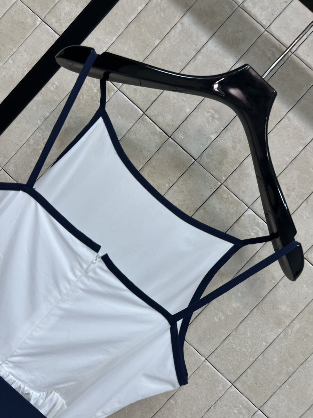 PD家 26夏季新款 白色吊带连衣裙 纯棉材质轻盈透气 夏天穿超舒服 藏青包边+腰带 勾勒腰线 复古又俏