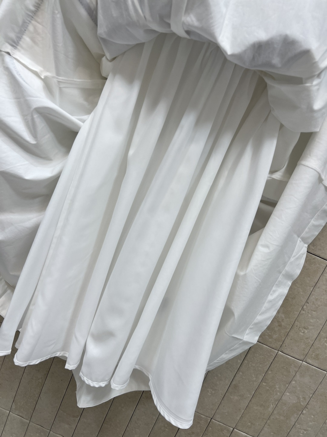 PD家 26夏季新款 白色吊带连衣裙 纯棉材质轻盈透气 夏天穿超舒服 藏青包边+腰带 勾勒腰线 复古又俏