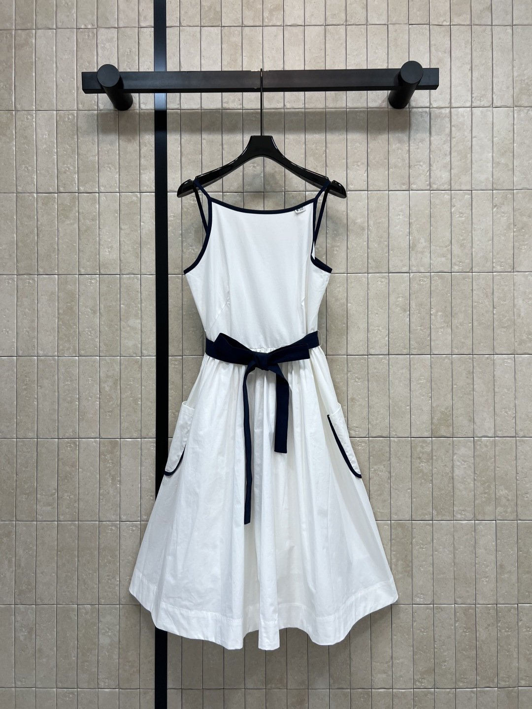NO:839161,PD Home 26 new summer style white suspender dress, pure cotton material is light and breathable, super comfortable to wear in summer, navy blue hemming + belt outlines the waist line, retro and playful, pockets on both sides are practical and beautiful, skirt length is just right, suitable for daily outings or vacations, matched with handbags and kitten heels, easy to get a simple and high-end feel, three sizes in one color, Size/S-M-L,, dior, skirts,19860909PD家 26夏季新款 白色吊带连衣裙 纯棉材质轻盈透气 夏天穿超舒服 藏青包边+腰带 勾勒腰线 复古又俏皮 两侧口袋实用又好看 裙摆长度刚好 日常出街或度假都很适合 搭配手袋和小猫跟鞋 轻松get简约高级感 一色三码Size/S-M-L,,dior,skirts,,Women's clothing