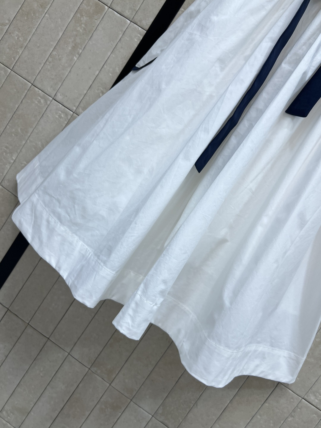 PD家 26夏季新款 白色吊带连衣裙 纯棉材质轻盈透气 夏天穿超舒服 藏青包边+腰带 勾勒腰线 复古又俏