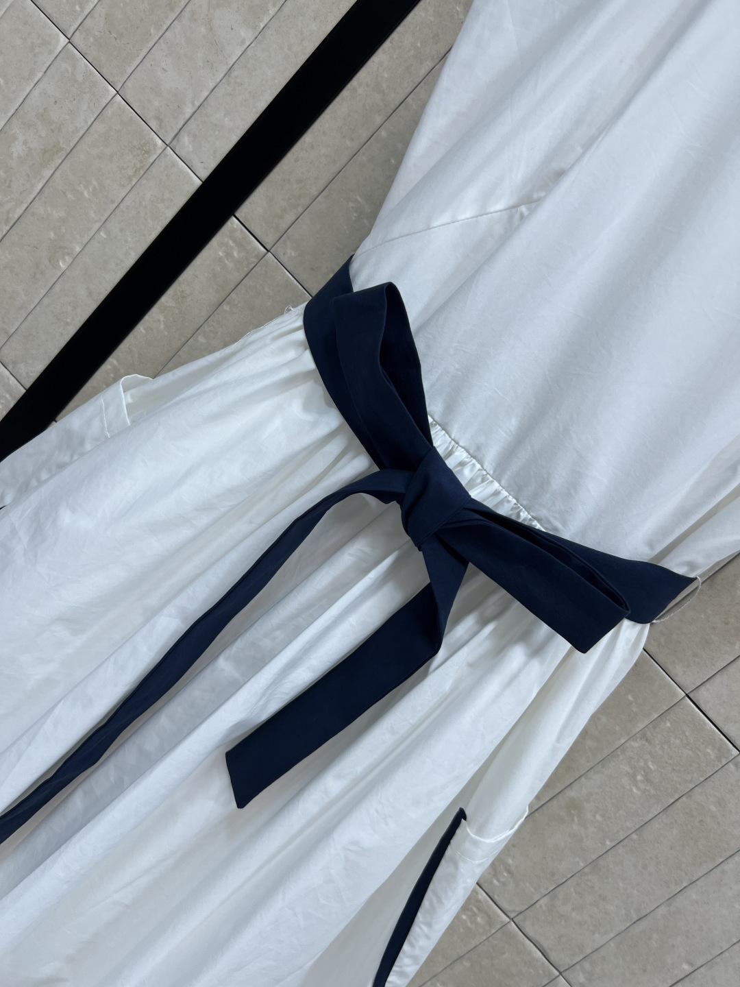 PD家 26夏季新款 白色吊带连衣裙 纯棉材质轻盈透气 夏天穿超舒服 藏青包边+腰带 勾勒腰线 复古又俏