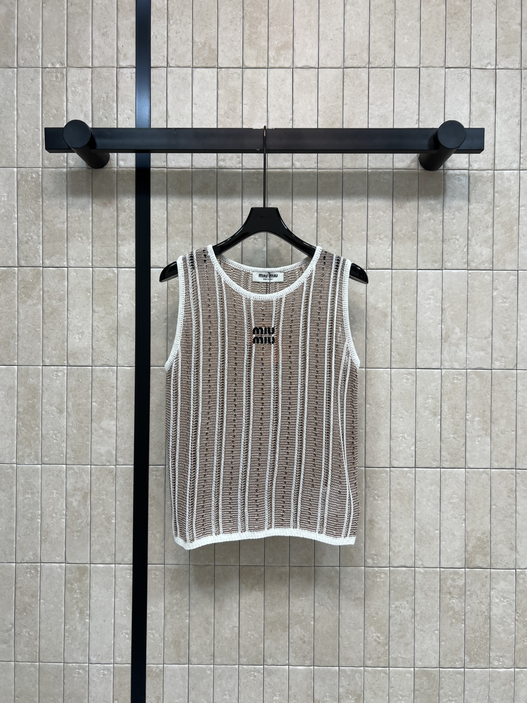 NO:839162,MIU Home 26 Summer Striped Hollow Vest Made of blended cotton fabric Vertical stripes + hollow design Breathable and fashionable Round neck sleeveless Super refreshing for summer The white edge contrast is simple and detailed. It can be easily managed for commuting, daily life and vacation. It is versatile to wear alone or inside. Easily create a layered style. Three sizes in one color Size/S-M-L,,miumiu,19860909MIU家 26夏季夏季 条纹镂空背心 采用混纺棉质面料 竖条纹+镂空设计 透气又时髦 圆领无袖 夏天穿超清爽 白色边缘撞色简约又有细节感 通勤 日常 度假都能轻松驾驭 单穿或内搭都很百搭 轻松打造层次感穿搭风格 一色三码Size/S-M-L,,miumiu,,Women's clothing