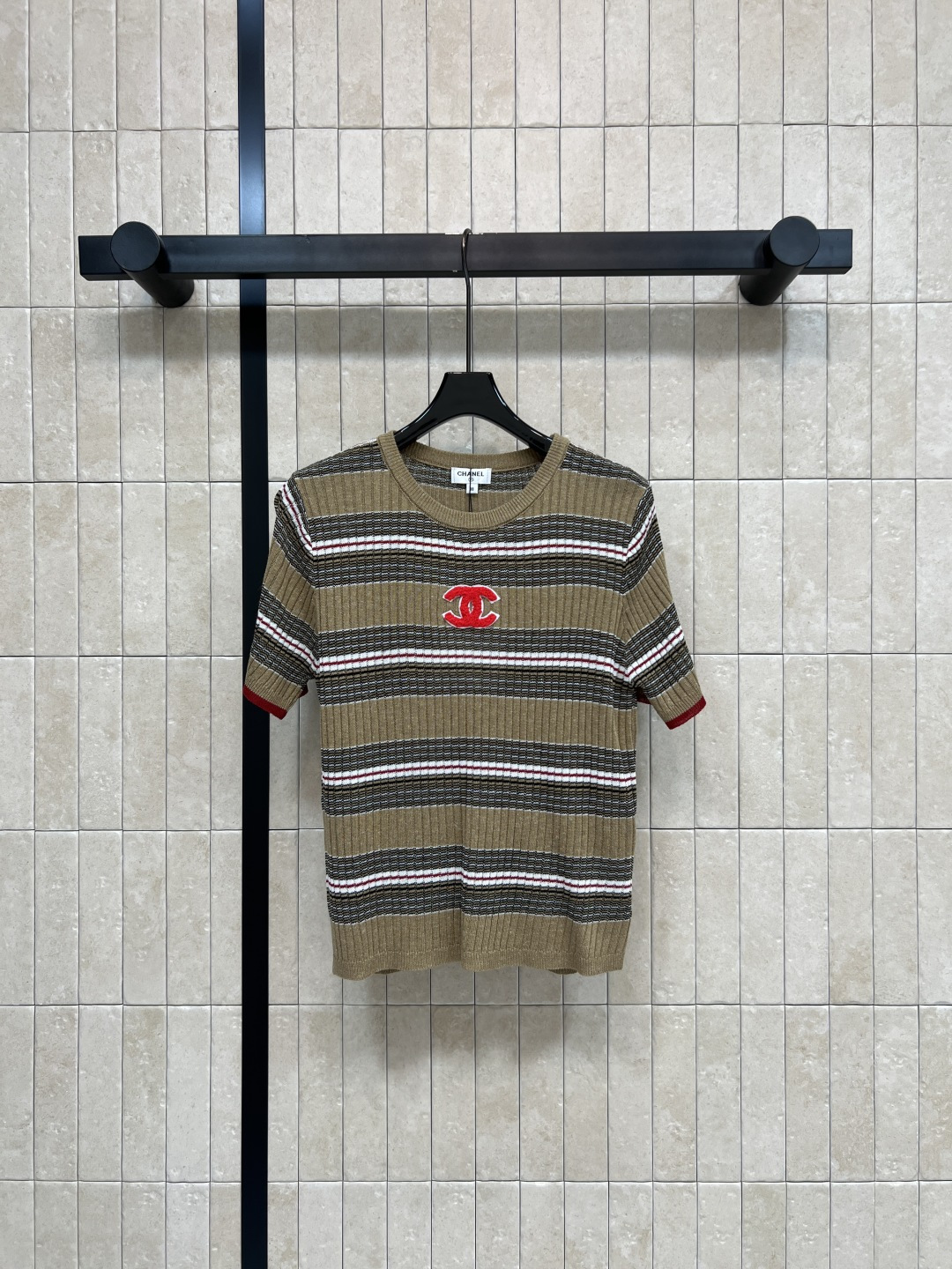 NO:839173,C Home 26 new summer style retro striped short-sleeves. The main color is brown with contrasting stripes. The red cuffs and red double C embroidery on the chest are super detailed. Vertical pit knitted fabric. Soft and close-fitting round neck design. Simple and versatile. Slim fit and not tight. Commuting and casual. Can be worn every day. Pair with jeans or skirts. Easily get Korean retro style. Three sizes in one color. Size/S-M-L,,chanel,skirts,jeans,T-shirt,19860909C家 26夏季新款 复古条纹短袖 咖色主调搭配深浅撞色条纹 红边袖口和胸前红色双C刺绣超有细节感 竖向坑条针织面料 柔软贴身圆领设计简约百搭 修身不紧绷 通勤 休闲 日常都能穿 搭配牛仔裤或半身裙 轻松get韩系复古风 一色三码Size/S-M-L,,chanel,skirts,jeans,T-shirt,,Women's clothing