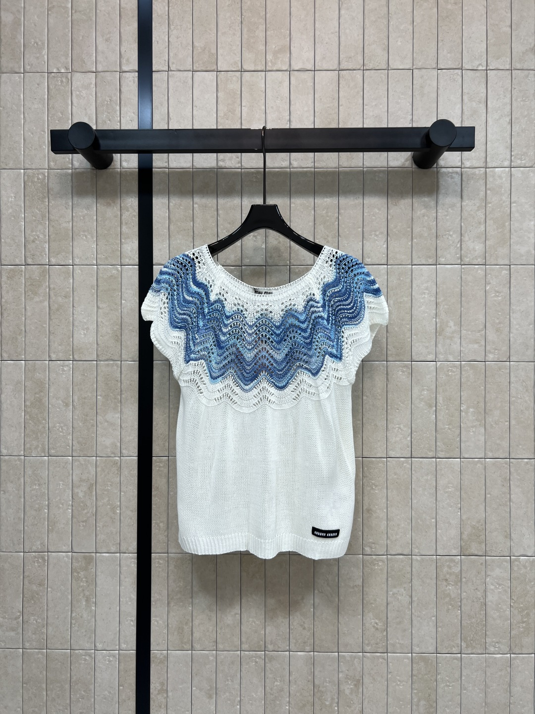 NO:839178,MIU Home 26 new summer styles Contrast color hollow top White background with blue wavy pattern Hollow knitting technology Breathable and exquisite Loose shoulder version Slimming and modifying the shoulder line Super friendly for fat sisters Easily manage daily commuting, dating and vacation Pair with jeans or skirts Fresh and elegant to switch at will Three sizes in one color Size/S-M-L,,miumiu,skirts,jeans,19860909MIU家 26夏季新款 撞色镂空上衣 白色底色配蓝色波浪纹 镂空针织工艺 透气又精致 宽松落肩版型 显瘦又修饰肩部线条 对微胖姐妹超友好 日常通勤 约会 度假都能轻松驾驭 搭配牛仔裤或半裙 清新优雅随心切换 一色三码Size/S-M-L,,miumiu,skirts,jeans,,Women's clothing