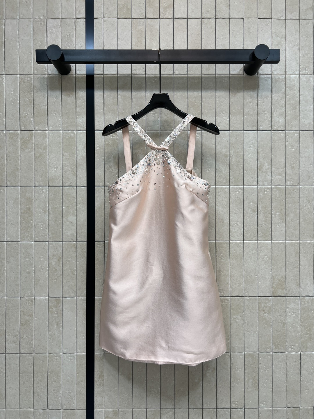 NO:839133,26 new summer style nude pink halterneck dress. The fabric has soft light. It is white and high-end. The neckline is full of diamonds and is super delicate. The halterneck design modifies the shoulders and neck. The A-line skirt covers the flesh and makes you look slimmer. Suitable for dates, trips, dinners and other atmospheric occasions. It is sweet, cool and noble. It is easy to dress in a gold-rich style. Three sizes in one color, Size/S-M-L,,skirts,1986090926夏季新款 裸粉挂脖连衣裙 面料自带柔光 显白又高级 领口满钻超精致 挂脖设计修饰肩颈 A字裙摆遮肉显瘦 适合约会 出行 晚宴等氛围场合 搭配银色包和钻饰挂件 甜酷又贵气 轻松拿捏千金风穿搭 一色三码Size/S-M-L,,skirts,,Women's clothing