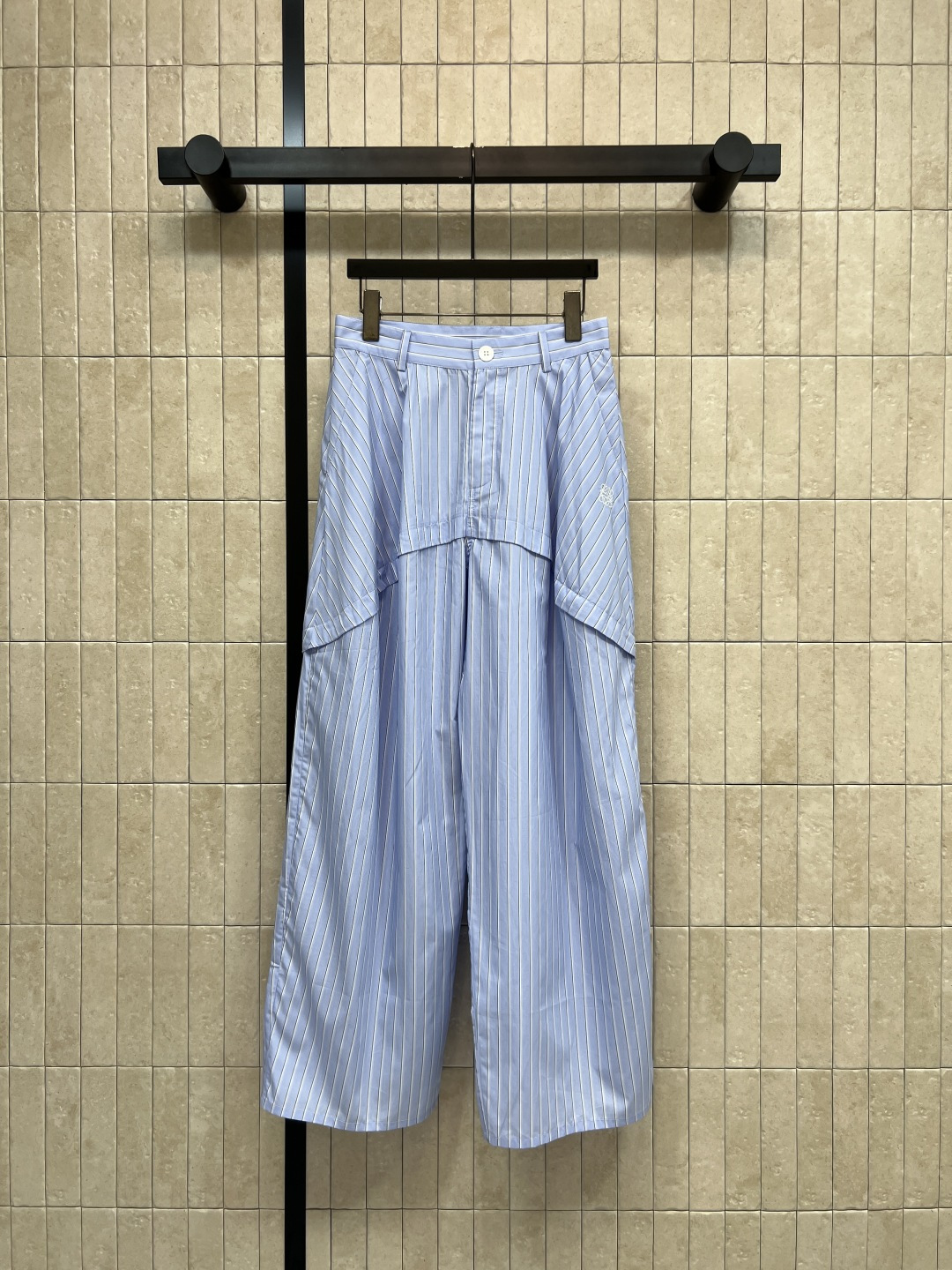 NO:839148,LW's 26 new summer style blue and white striped wide-leg pants. The fabric is light and breathable. Super comfortable to wear in summer. Fake two-piece design + loose wide-leg tailoring. Covers the crotch and slims down. Modifies the leg shape. Easily create a lazy vacation style. The blue and white stripes are fresh and simple. It is versatile with vests, suspenders or T-shirts. It can be easily controlled for commuting, vacation, and daily life. Three sizes in one color, Size/S-M-L, tees, t-shirt,19860909LW家 26夏季新款 蓝白条纹阔腿裤 面料轻薄透气 夏天穿超舒服 假两件设计+宽松阔腿剪裁 遮胯显瘦 修饰腿型 轻松打造慵懒度假风 蓝白条纹清新简约 搭配背心 吊带或T恤都很百搭 通勤 度假 日常都能轻松驾驭 一色三码Size/S-M-L,,tees，t-shirt,,Women's clothing