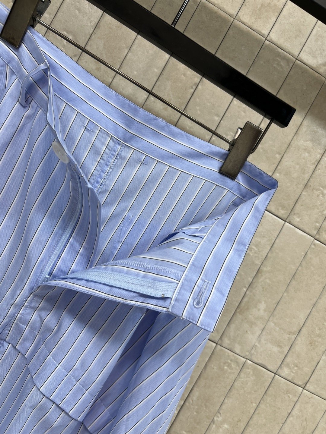 LW家 26夏季新款 蓝白条纹阔腿裤​​ 面料轻薄透气 夏天穿超舒服 假两件设计+宽松阔腿剪裁 遮胯显瘦