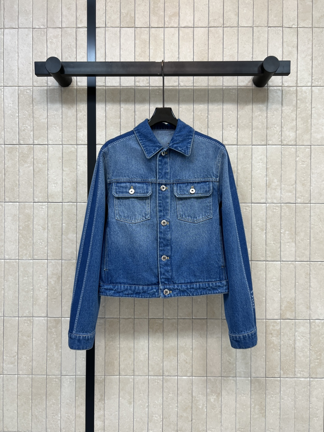 NO:839821,D Home 26 new summer style retro denim jacket made of high-quality washed denim cotton fabric, classic blue tone + distressed craftsmanship, full of retro feel, lapel + double breast pockets + single button, Loho logo on the cuffs, exquisite details, easy to manage for commuting and leisure, paired with high-waisted pants or skirts, fashionable and practical, four sizes in one color, Size/S-M-L-XL,, dior, skirts, jackets & coats,19860909D家 26夏季新款 复古牛仔外套 采用高品质水洗牛仔纯棉面料 经典蓝色调+做旧工艺 复古感满满 翻领+双胸口袋+单拍纽扣 袖口有loho标志 细节精致 通勤休闲都能轻松驾驭 搭配高腰裤或裙装 时髦又实用 一色四码Size/S-M-L-XL,,dior,skirts,jackets & coats,,Women's clothing