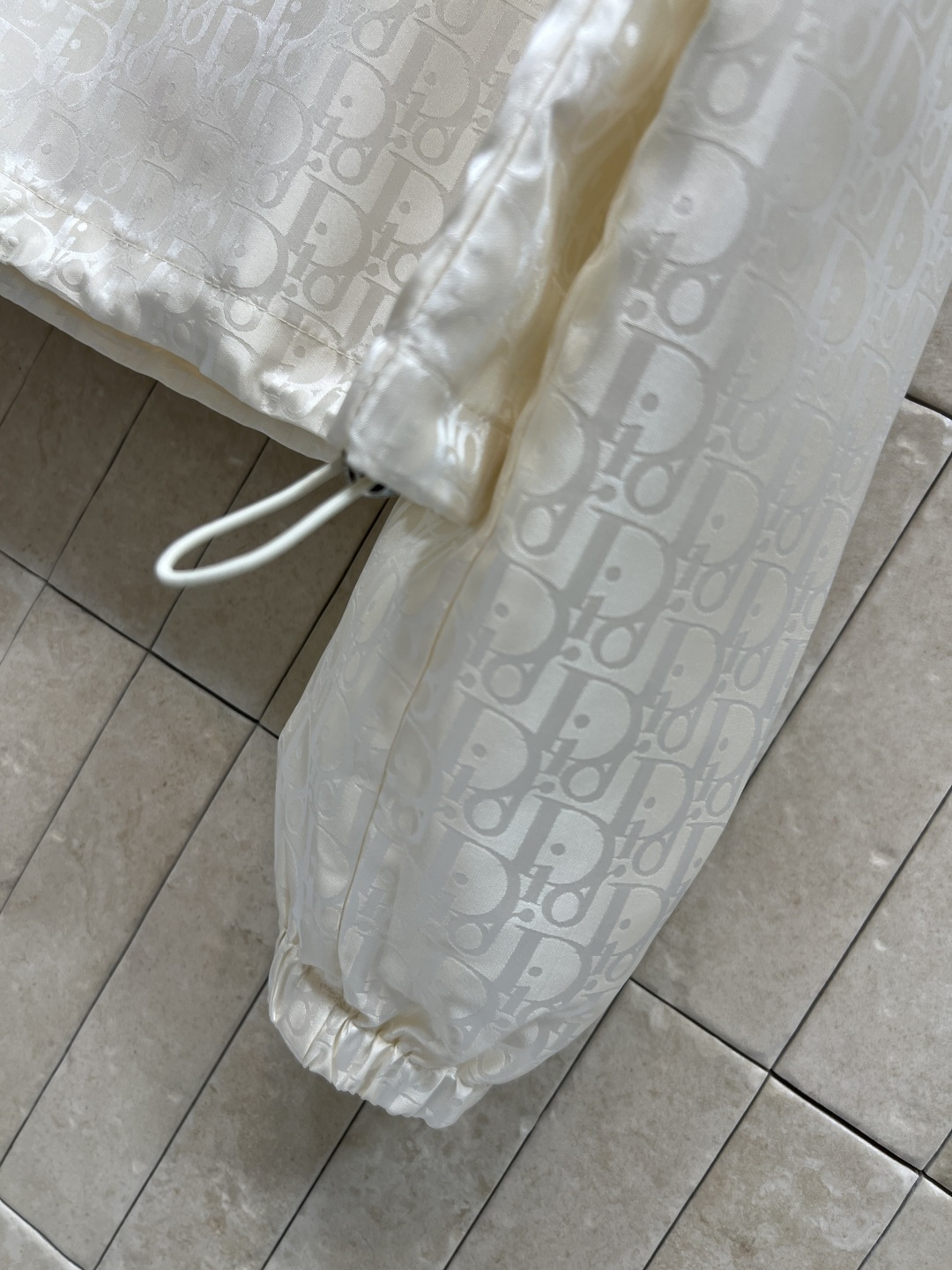 D家 26夏季新款 老花连帽外套 满印Logo设计 品牌辨识度超高 轻薄面料 宽松连帽版型 抽绳收腰+下