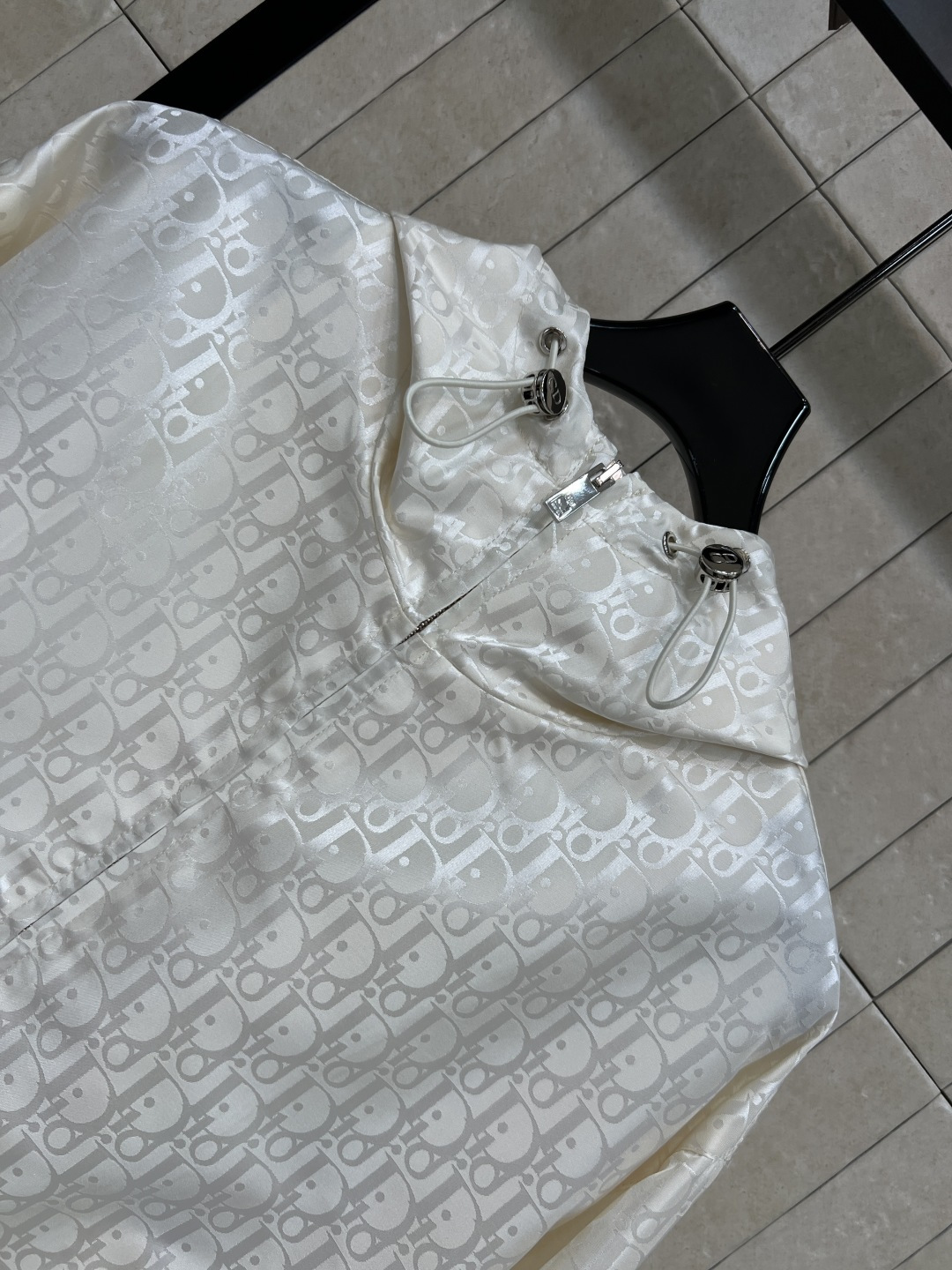 D家 26夏季新款 老花连帽外套 满印Logo设计 品牌辨识度超高 轻薄面料 宽松连帽版型 抽绳收腰+下