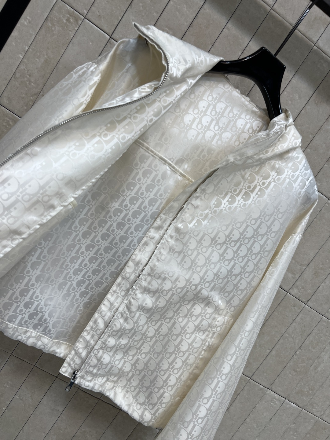 D家 26夏季新款 老花连帽外套 满印Logo设计 品牌辨识度超高 轻薄面料 宽松连帽版型 抽绳收腰+下