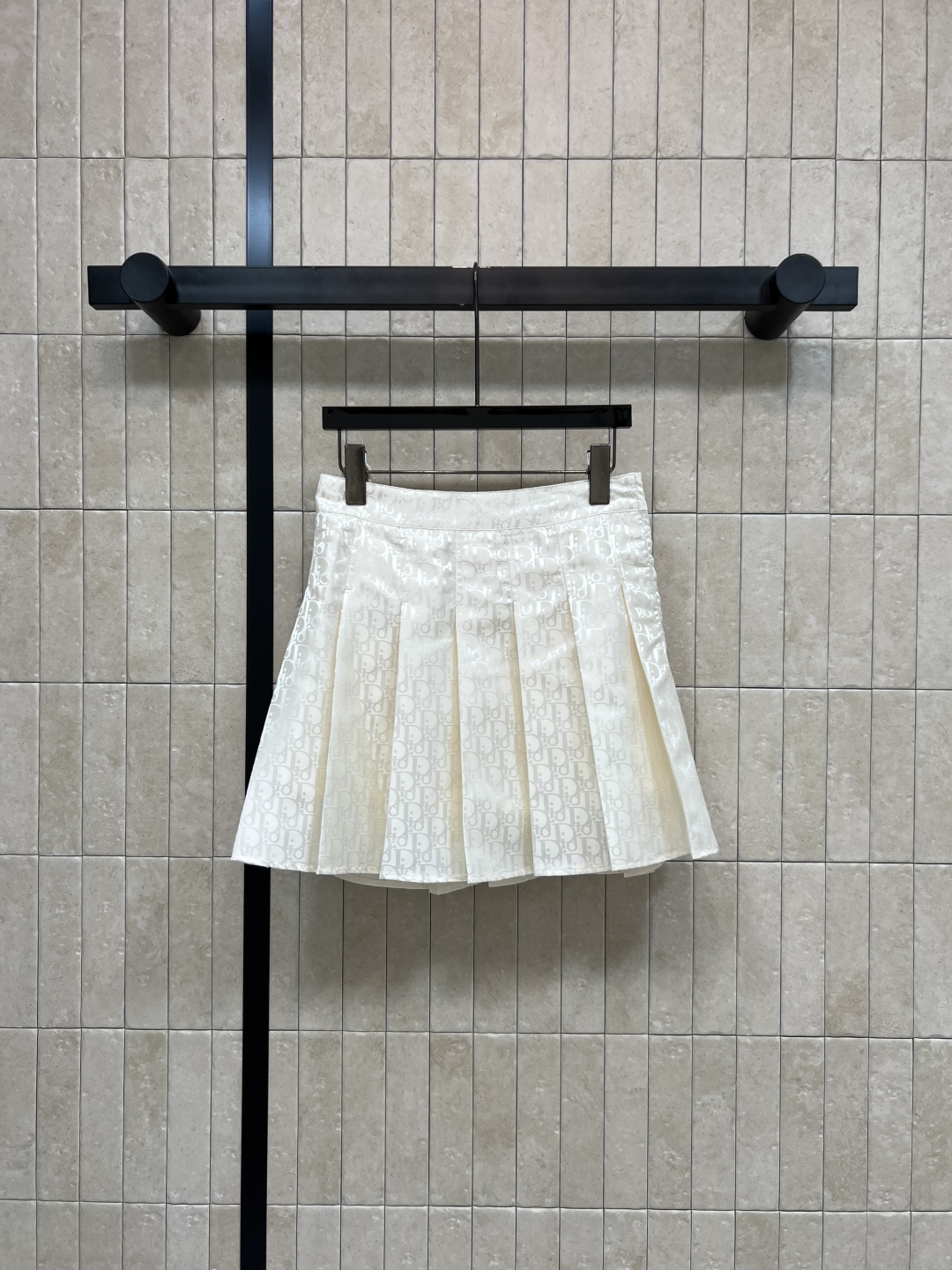 NO:840377,D Home 26 new summer styles Presbyopic pleated short skirt with classic logo printed all over. High brand recognition. Thin fabric + exquisite pleats. Perfect three-dimensionality and elegance. High waist design to modify the waistline. It looks great with shirts or knitted cardigans. It can be easily worn in daily or formal occasions. Four sizes in one color, Size/S-M-L-XL,, dior, skirts, shirts,19860909D家 26夏季新款 老花百褶短裙 满印经典Logo 品牌辨识度超高 轻薄面料+精致百褶 立体感和优雅气质满分 高腰设计修饰腰线 搭配衬衫或针织开衫都很出彩 日常或正式场合都能轻松驾驭 一色四码Size/S-M-L-XL,,dior,skirts,shirts,,Women's clothing