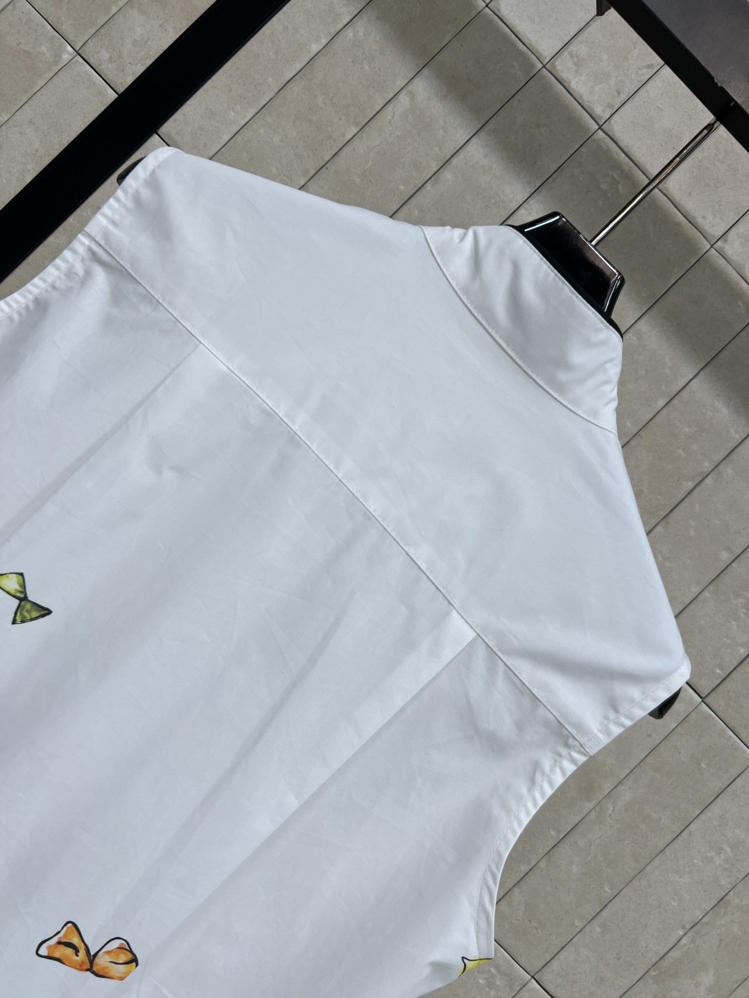 D家 26夏季新款 印花无袖连衣裙​​ 轻薄棉质面料 点缀多彩蝴蝶印花 衬衫式立领+黑色滚边 细节满分 