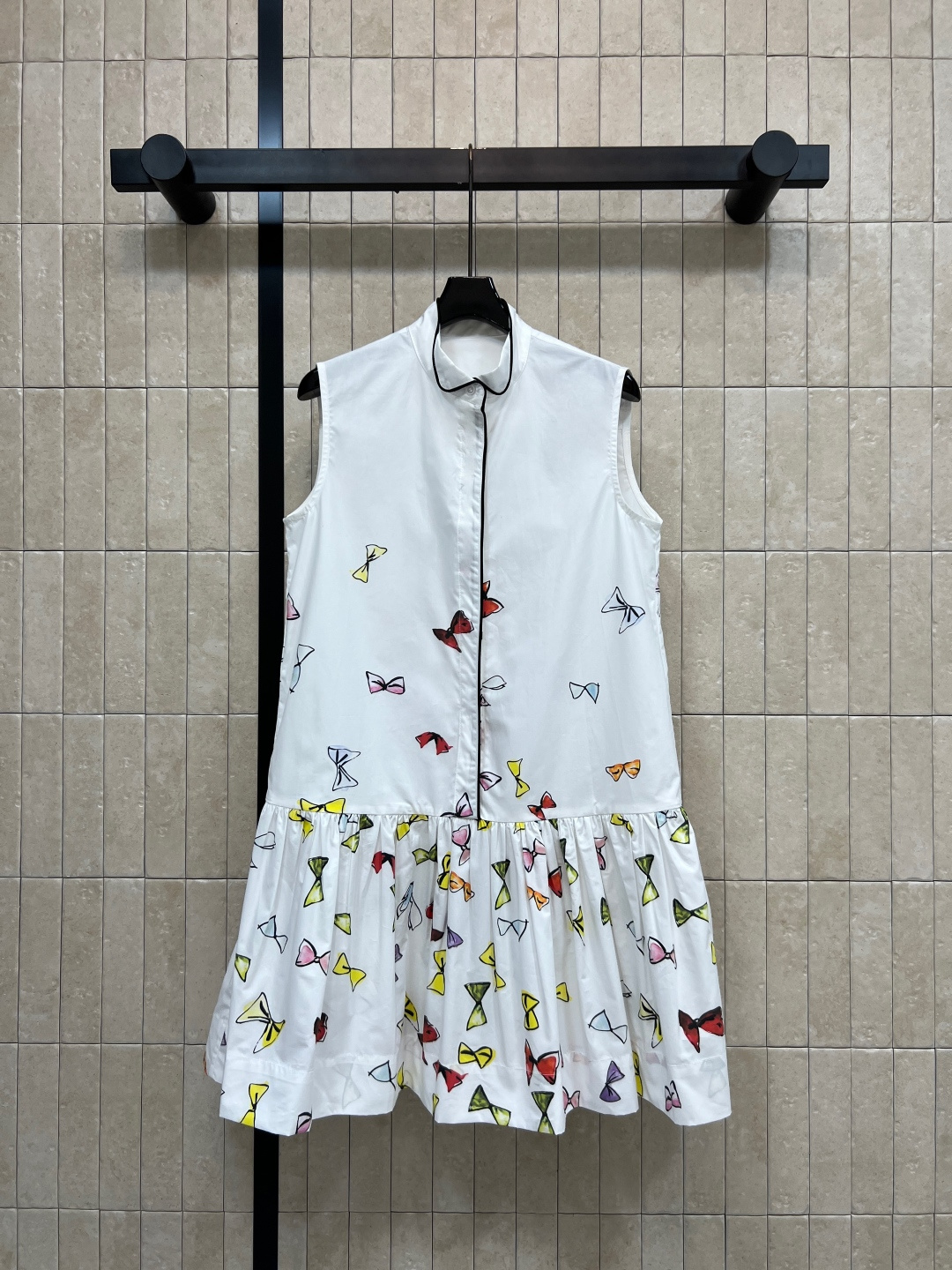 NO:840414,D Home 26 new summer style printed sleeveless dress, light cotton fabric, embellished with colorful butterfly prints, shirt-style stand-up collar + black piping, perfect details, slightly pleated skirt design, suitable for daily outings or casual wear, paired with simple sandals or white shoes, it will directly add a sense of freshness. Size/S-M-L-XL, dior, sandals, skirts, shirts,19860909D家 26夏季新款 印花无袖连衣裙 轻薄棉质面料 点缀多彩蝴蝶印花 衬衫式立领+黑色滚边 细节满分 裙摆微褶设计 日常出街或休闲都很适合 搭配简约凉鞋或小白鞋 清新感直接拉满 一色四吗Size/S-M-L-XL,,dior,sandals,skirts,shirts,,Women's clothing