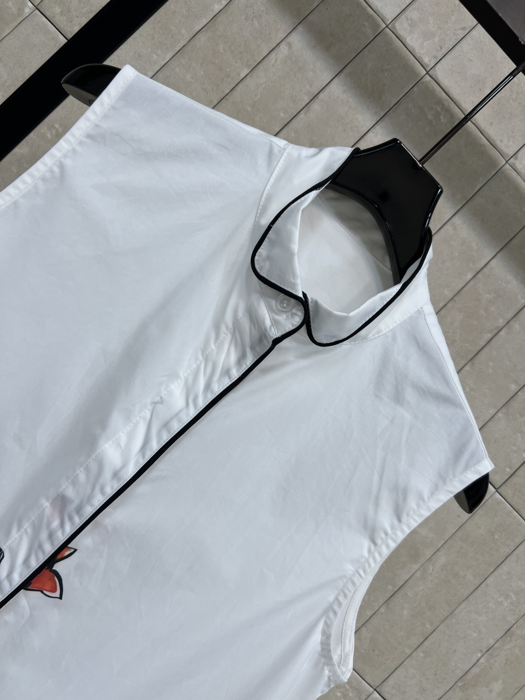 D家 26夏季新款 印花无袖连衣裙​​ 轻薄棉质面料 点缀多彩蝴蝶印花 衬衫式立领+黑色滚边 细节满分 