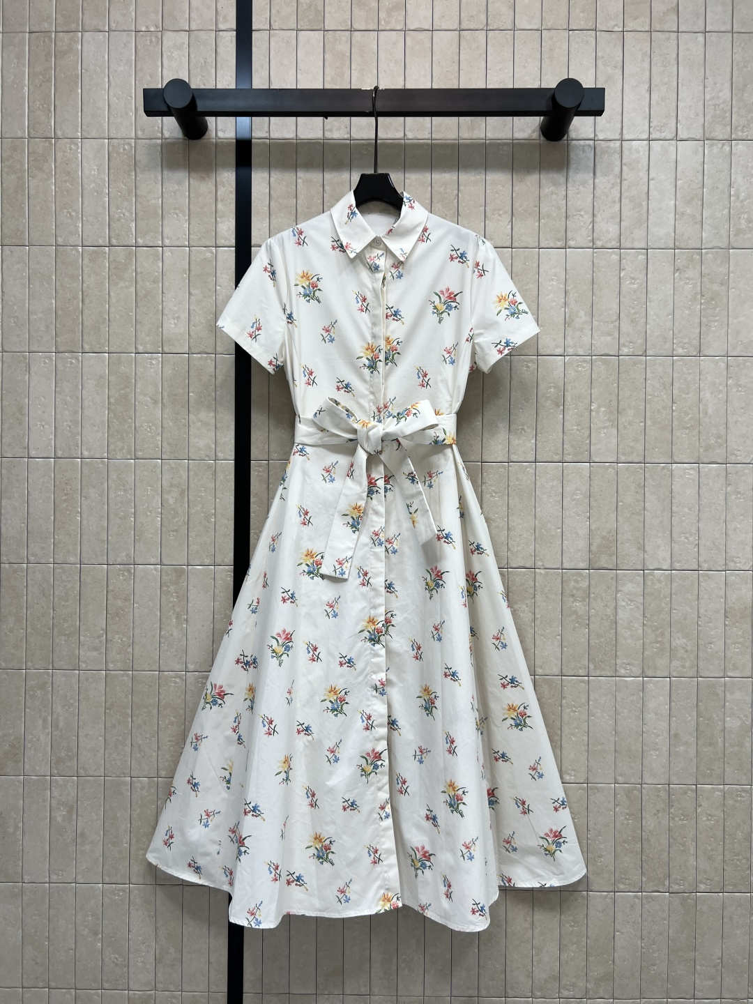 NO:840364,D Home 26 new summer style printed shirt dress, light cotton fabric, super breathable and comfortable in summer, POLO collar + short-sleeved design, adjustable belt at the waist, easily outlines the waistline, moderate length skirt, suitable for daily life or vacation, paired with sandals or white shoes, easy to get a French romantic atmosphere, four sizes in one color, Size/S-M-L-XL,, dior, sandals, skirts, shirts, T-shirt,19860909D家 26夏季新款 印花衬衫连衣长裙 轻薄棉质面料 夏天穿超透气舒适 POLO领+短袖设计 腰间同款腰带可调节 轻松勾勒腰线 裙摆长度适中 日常或度假都很适合 搭配凉鞋或小白鞋 轻松get法式浪漫氛围感 一色四码Size/S-M-L-XL,,dior,sandals,skirts,shirts,T-shirt,,Women's clothing