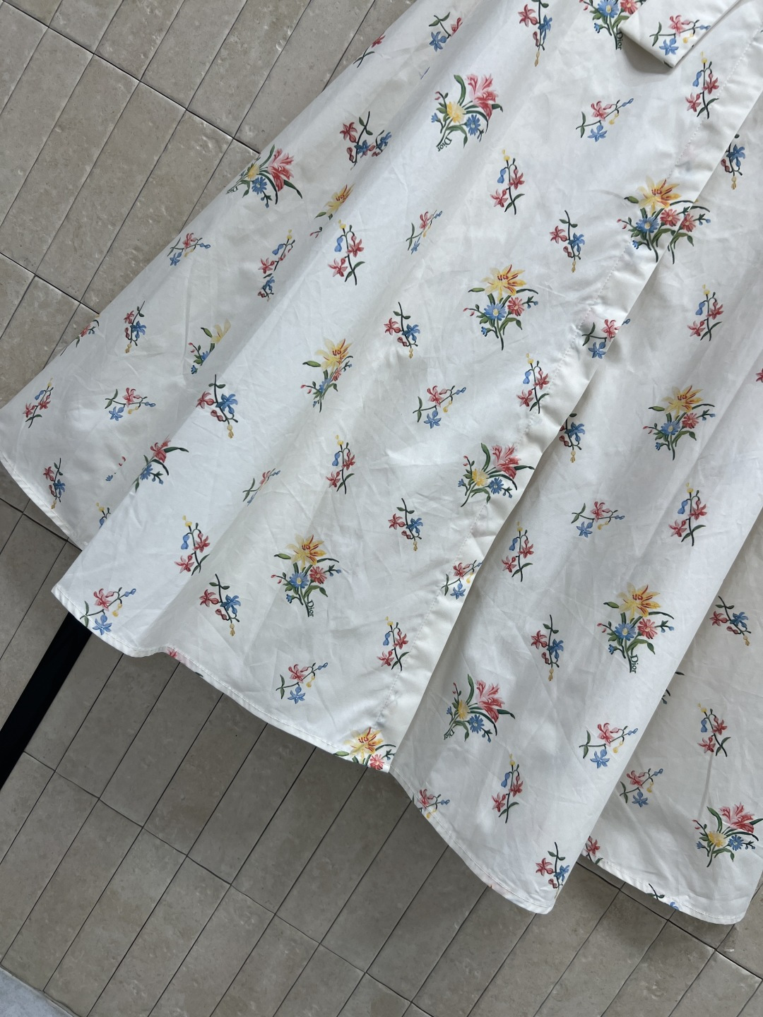 D家 26夏季新款 印花衬衫连衣长裙 轻薄棉质面料 夏天穿超透气舒适 POLO领+短袖设计 腰间同款腰带
