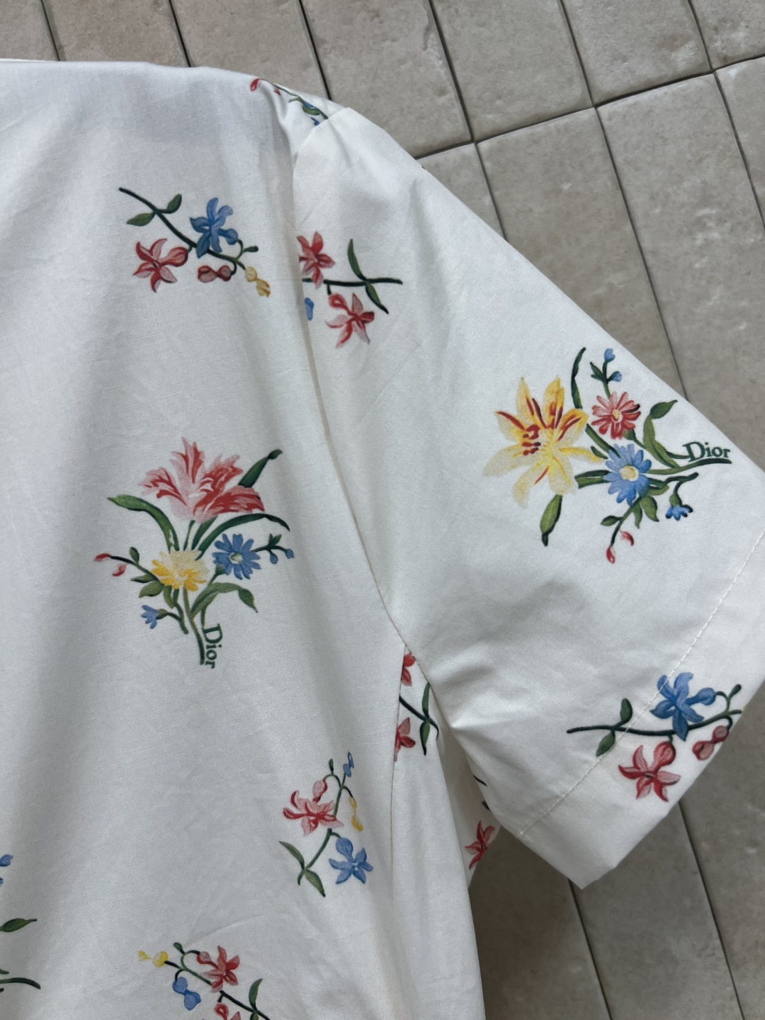 D家 26夏季新款 印花衬衫连衣长裙 轻薄棉质面料 夏天穿超透气舒适 POLO领+短袖设计 腰间同款腰带