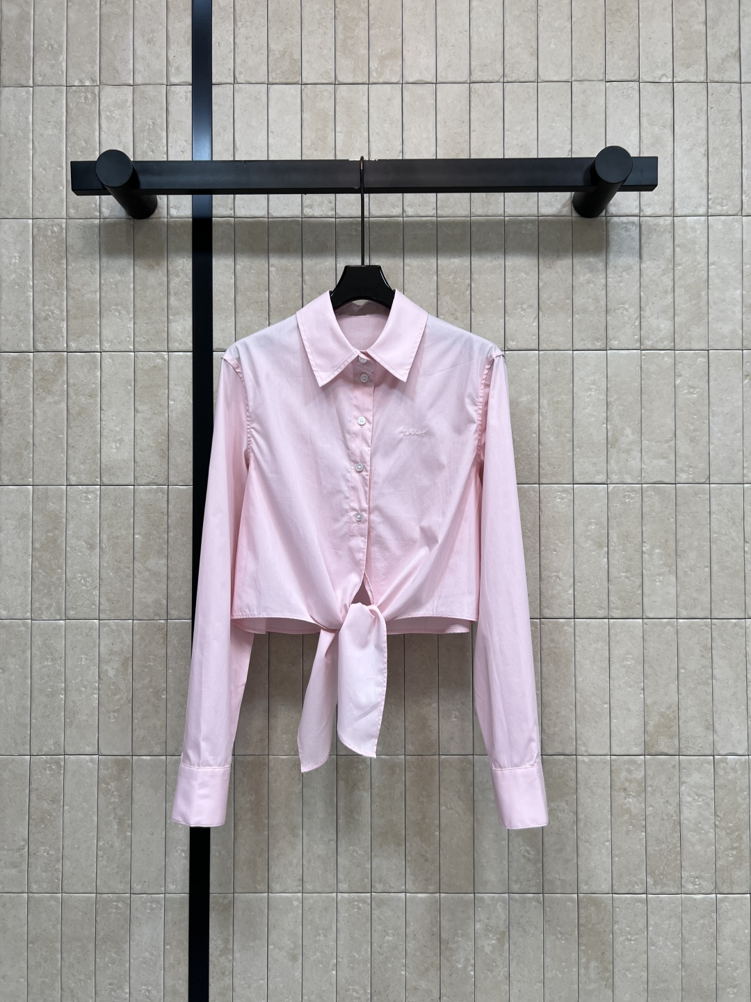 NO:840408,D Home 26 new summer style pink strappy shirt, cotton fabric, super comfortable to wear, strappy hem design, casual and elegant, full details on the cuffs and neckline, straight shoulder cut, modified shoulder lines, easy to manage in daily commuting, paired with high-waisted skirt or jeans, gentle and intellectual style, one color, four sizes, Size/S-M-L-XL,, dior, skirts, jeans, shirts,19860909D家 26夏季新款 粉色绑带衬衫 棉质面料 穿着超舒适 下摆绑带设计 随性又优雅 袖口和领口细节满分 正肩剪裁 修饰肩部线条 通勤日常都能轻松驾驭 搭配高腰裙或牛仔裤 温柔知性风get 一色四码Size/S-M-L-XL,,dior,skirts,jeans,shirts,,Women's clothing