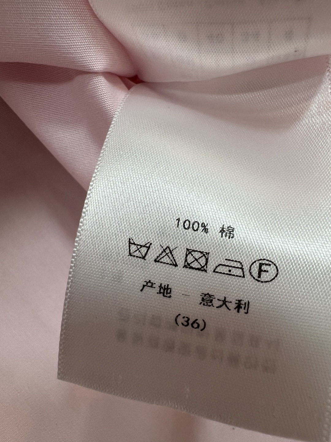 D家 26夏季新款 粉色绑带衬衫 棉质面料 穿着超舒适 下摆绑带设计 随性又优雅 袖口和领口细节满分 正