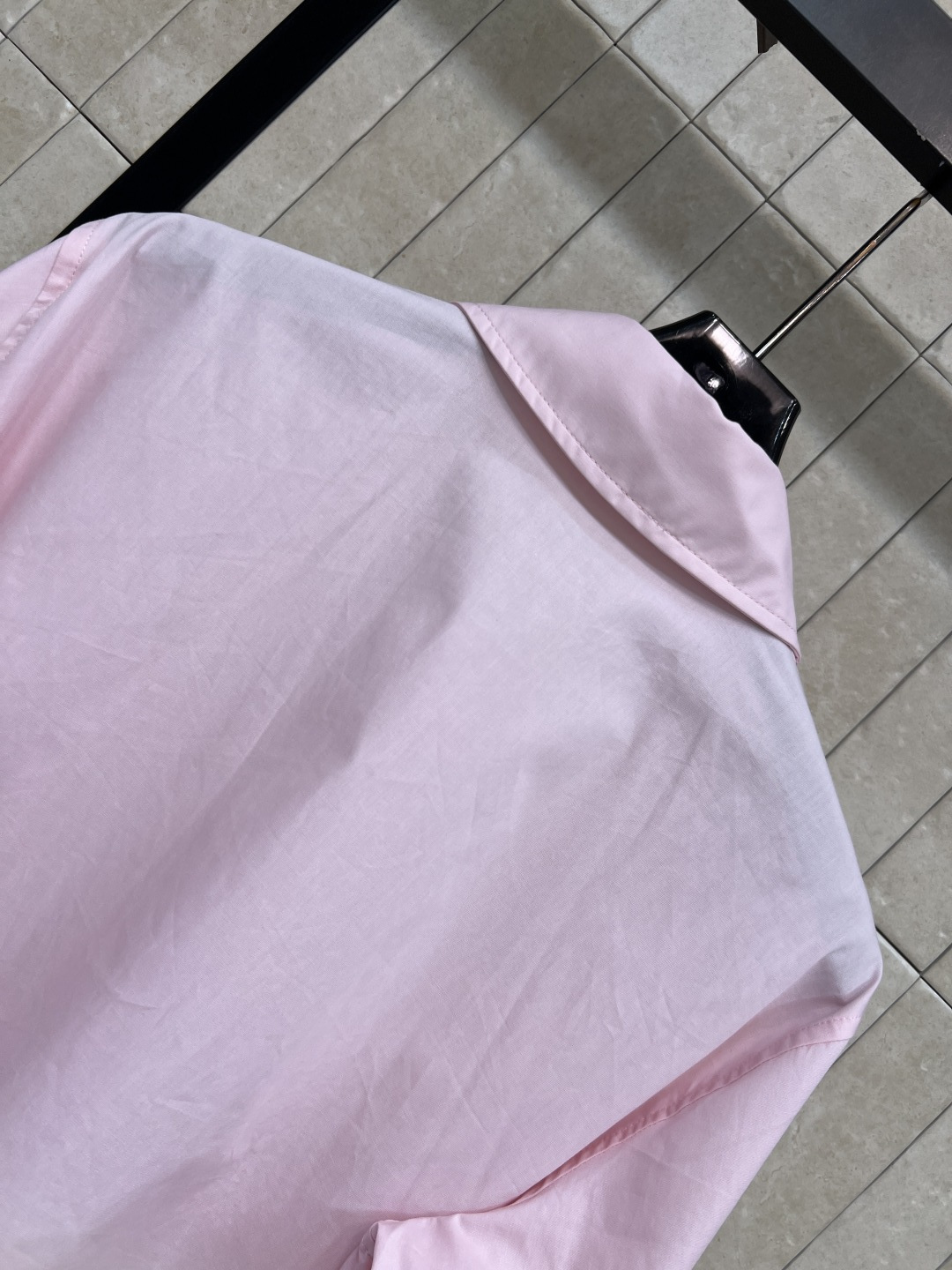D家 26夏季新款 粉色绑带衬衫 棉质面料 穿着超舒适 下摆绑带设计 随性又优雅 袖口和领口细节满分 正