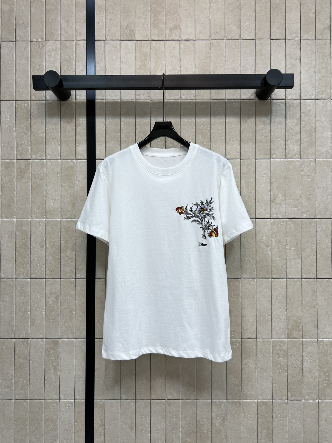 NO:840384,D Home 26 new summer style white T-shirt with floral embroidery. Made of pure cotton. Soft and comfortable. Exquisite floral embroidery on the chest. Comes with logo. Simple and elegant design. Versatile and fashionable. Excellent for wearing alone or inside. Embroidery details enhance the texture. Easily manage various occasions. Comfortable and stylish. Three sizes in one color. Size/S-M-L, dior, tees, t-shirt,19860909D家 26夏季新款 花卉刺绣白色T恤 采用纯棉材质 柔软舒适 胸前花卉刺绣精致 搭配logo标志 简约大方的设计 百搭又时髦 无论单穿还是内搭都很出彩 刺绣细节提升质感 轻松驾驭多种场合 舒适又有型 一色三码Size/S-M-L,,dior,tees，t-shirt,,Women's clothing