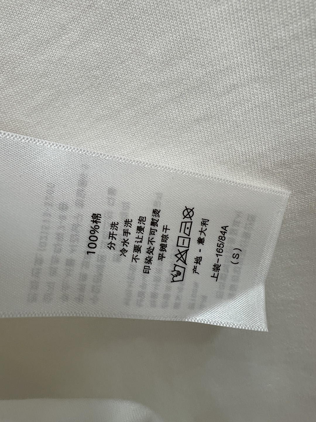 D家 26夏季新款 花卉刺绣白色T恤 采用纯棉材质 柔软舒适 胸前花卉刺绣精致 搭配logo标志 简约大