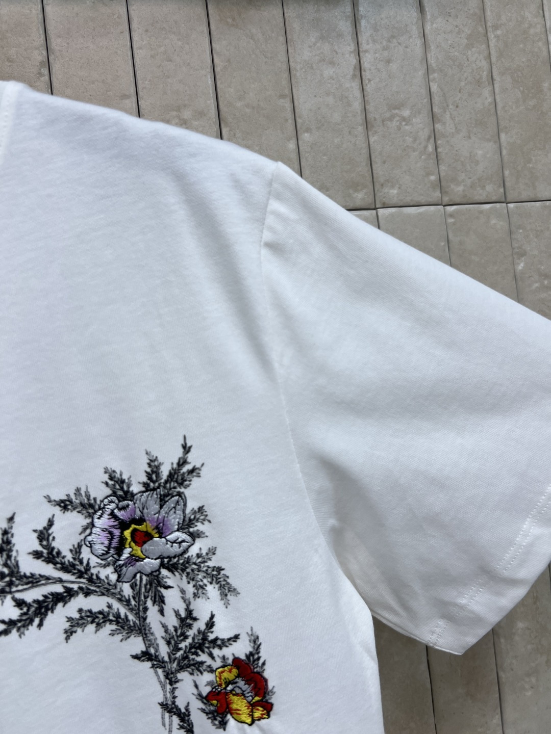 D家 26夏季新款 花卉刺绣白色T恤 采用纯棉材质 柔软舒适 胸前花卉刺绣精致 搭配logo标志 简约大