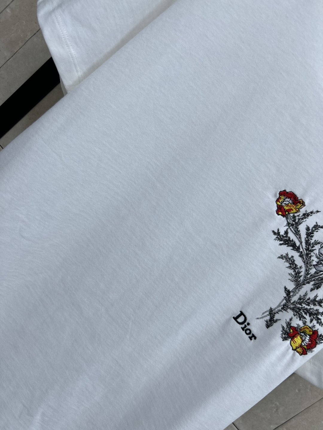 D家 26夏季新款 花卉刺绣白色T恤 采用纯棉材质 柔软舒适 胸前花卉刺绣精致 搭配logo标志 简约大