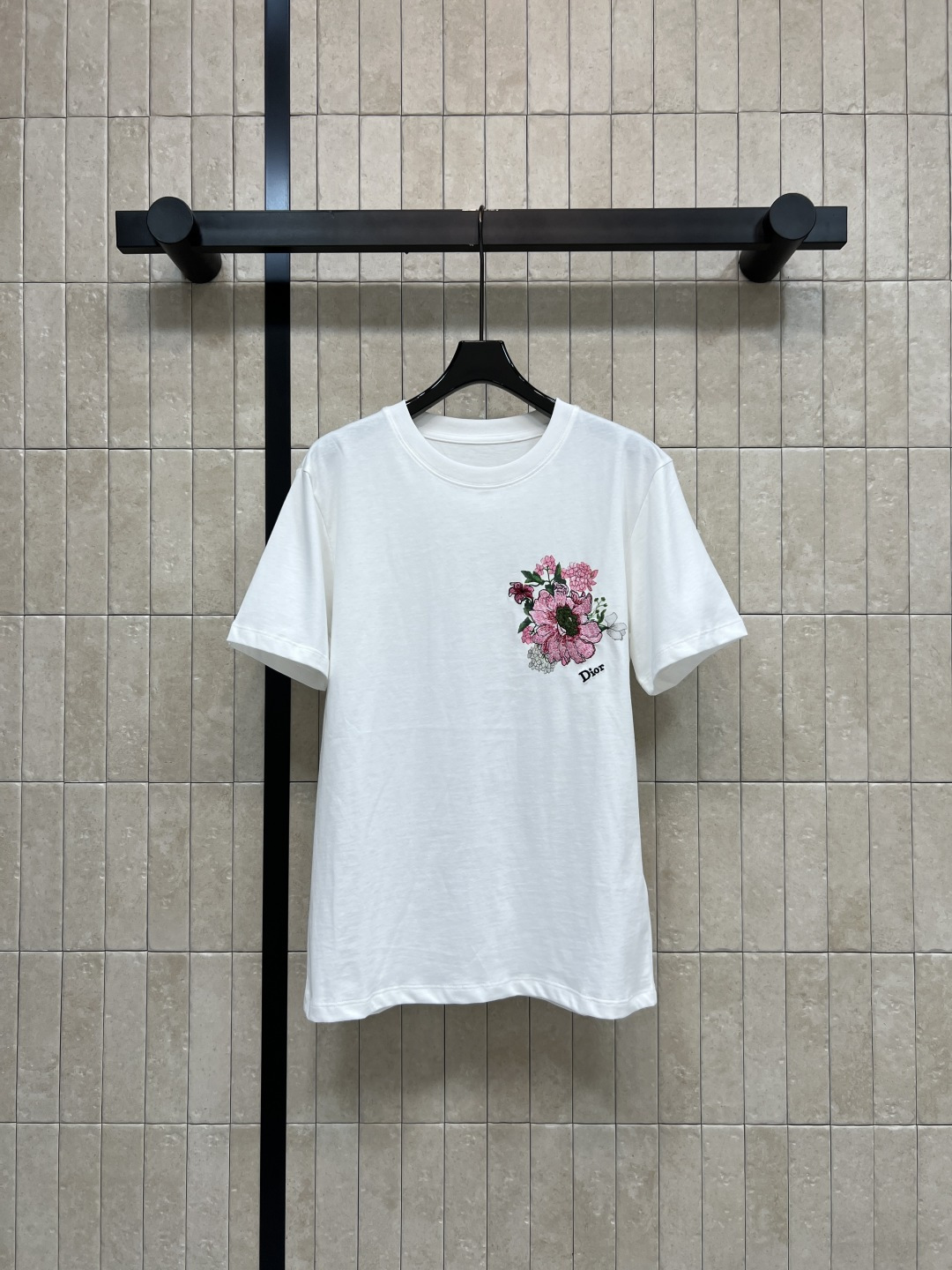 NO:840389,D's 26 new summer style white T-shirt with floral embroidery. Made of pure cotton. Super friendly for daily wear. Pink floral embroidery on the chest + brand logo. Loose fit. It accommodates a variety of body shapes. It's OK to wear alone or inside. Versatile. Looks good with jeans and skirts. Easily switch between casual or elegant style. Three sizes in one color. Size/S-M-L, dior, skirts, jeans, tees, t-shirt,19860909D家 26夏季新款 花卉刺绣白色T恤 采用纯棉材质 日常穿着超友好 胸前粉色花卉刺绣+品牌标志 宽松版型 包容多种身材 单穿或内搭都很OK 百搭属性 配牛仔裤 半裙都好看 轻松切换休闲or优雅风 一色三码Size/S-M-L,,dior,skirts,jeans,tees，t-shirt,,Women's clothing