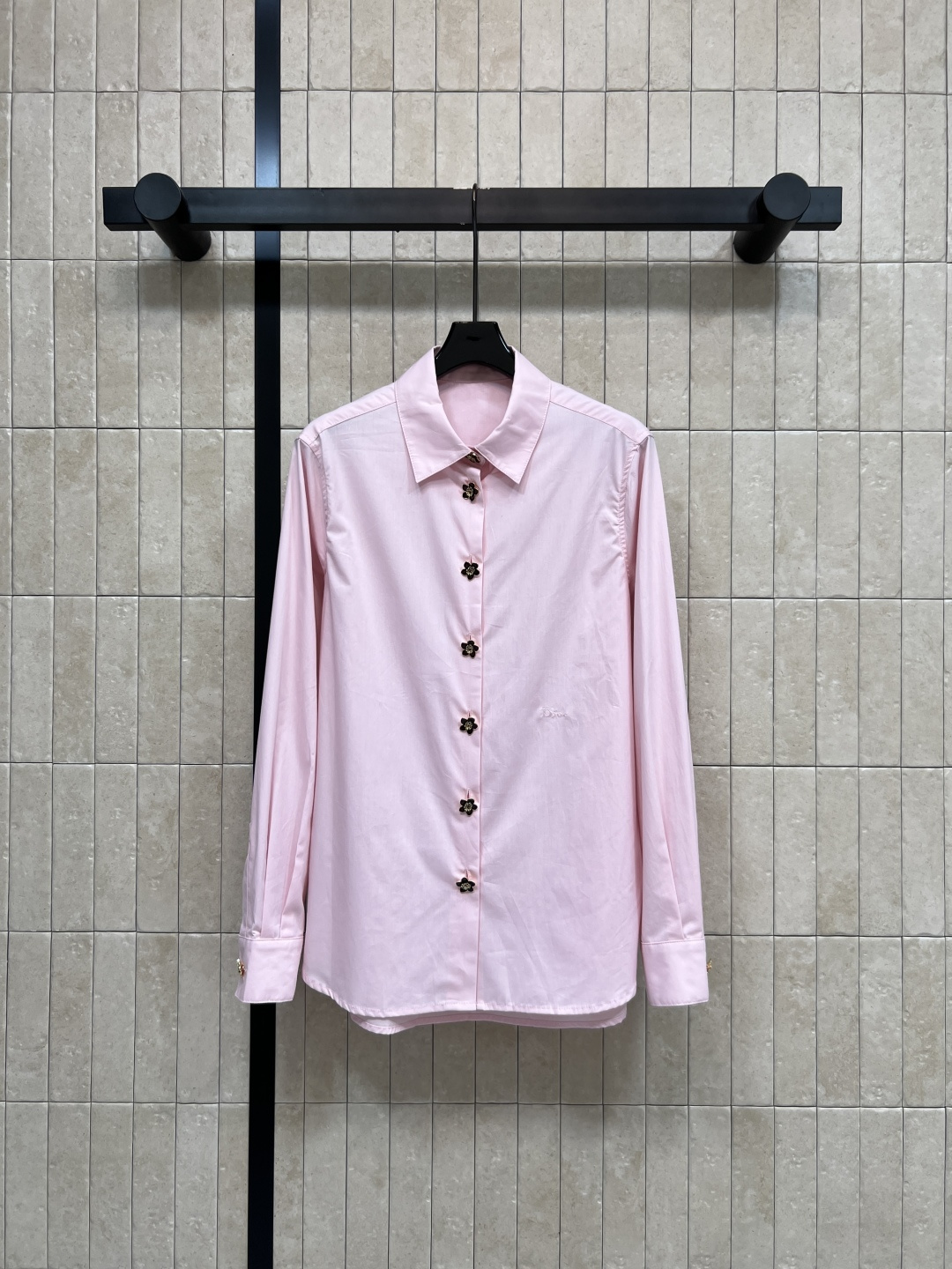 NO:840395,D's 26 new summer style pink lapel shirt. Made of high-quality cotton. Perfect details. Loose fit. Lapel long sleeves. Customized flower buttons on the placket. It's OK to wear alone and layered. It has a full vertical feel. It looks good with jeans and skirts for daily use. It can be easily managed for commuting and leisure. Four sizes in one color. Size/S-M-L-XL,, dior, skirts, jeans, shirts,19860909D家 26夏季新款 粉色翻领衬衫 采用高品质棉料 细节满分 宽松版型 翻领长袖 门襟这排定制花朵纽扣 单穿叠搭都很OK 垂直感拉满 日常搭配牛仔裤 半裙都很好看 通勤休闲都能轻松驾驭 一色四码Size/S-M-L-XL,,dior,skirts,jeans,shirts,,Women's clothing