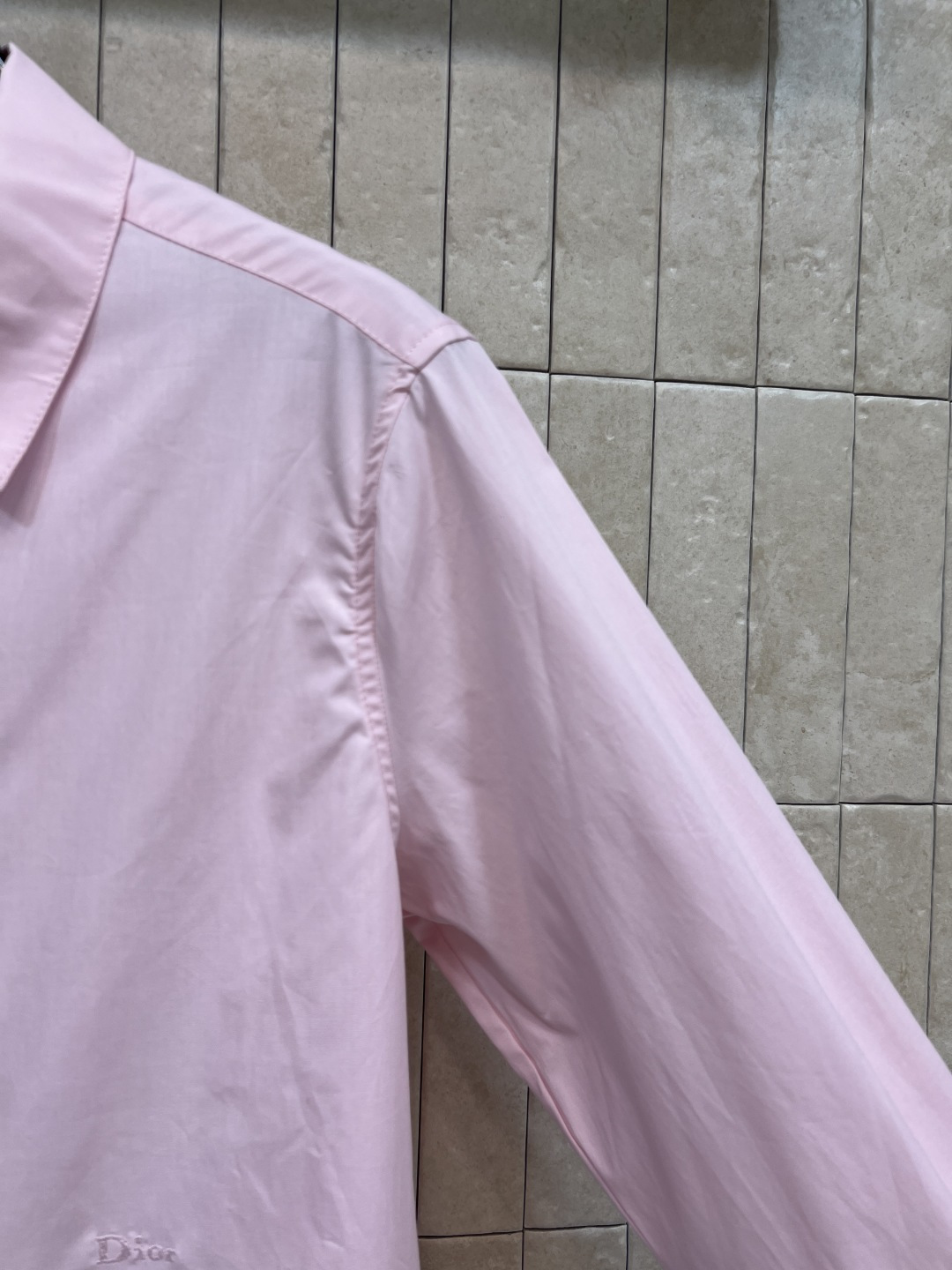D家 26夏季新款 粉色翻领衬衫 采用高品质棉料 细节满分 宽松版型 翻领长袖 门襟这排定制花朵纽扣 单