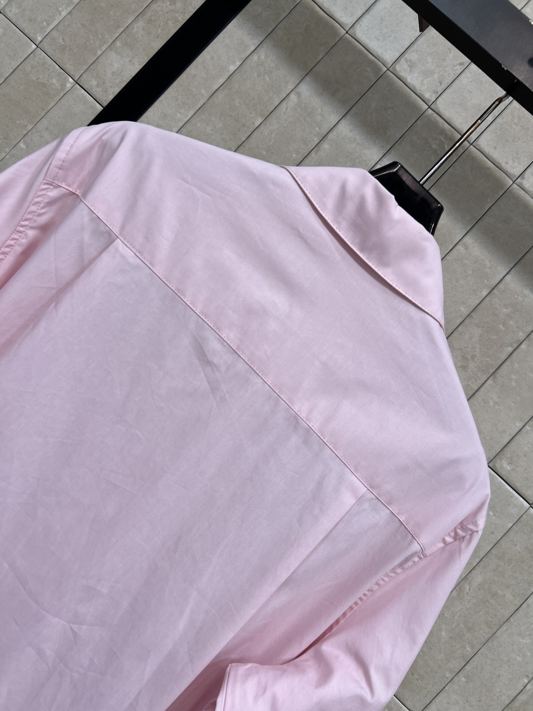 D家 26夏季新款 粉色翻领衬衫 采用高品质棉料 细节满分 宽松版型 翻领长袖 门襟这排定制花朵纽扣 单
