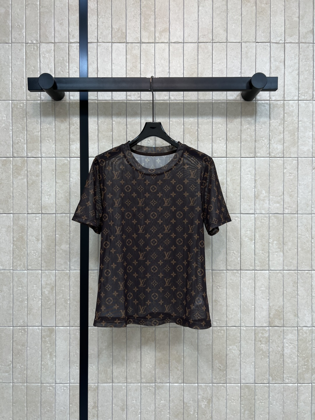 NO:840373,L's 26 new summer style, presbyopic round neck top with classic logo printed all over, retro and fashionable, mesh material is light and breathable, super comfortable to wear in spring and summer, round neck and short sleeves design, loose fit, simple and versatile, looks good when worn alone with a denim skirt, the girly style is very good, the sense of perspective makes the outfit more layered, eye-catching for daily or outing, three sizes in one color, Size/S-M-L,, louis vuitton, skirts, T-shirt,19860909L家 26夏季新款 老花圆领上衣 经典logo满印 复古又时髦 网纱材质轻薄透气 春夏穿超舒服 圆领短袖设计宽松版型 简约百搭 单穿配牛仔裙辣妹风很好看 透视感让穿搭更有层次 日常或出街都很吸睛 一色三码Size/S-M-L,,louis vuitton,skirts,T-shirt,,Women's clothing