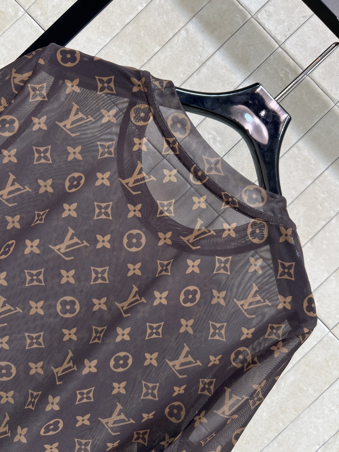 L家 26夏季新款 老花圆领上衣 经典logo满印 复古又时髦 网纱材质轻薄透气 春夏穿超舒服 圆领短袖
