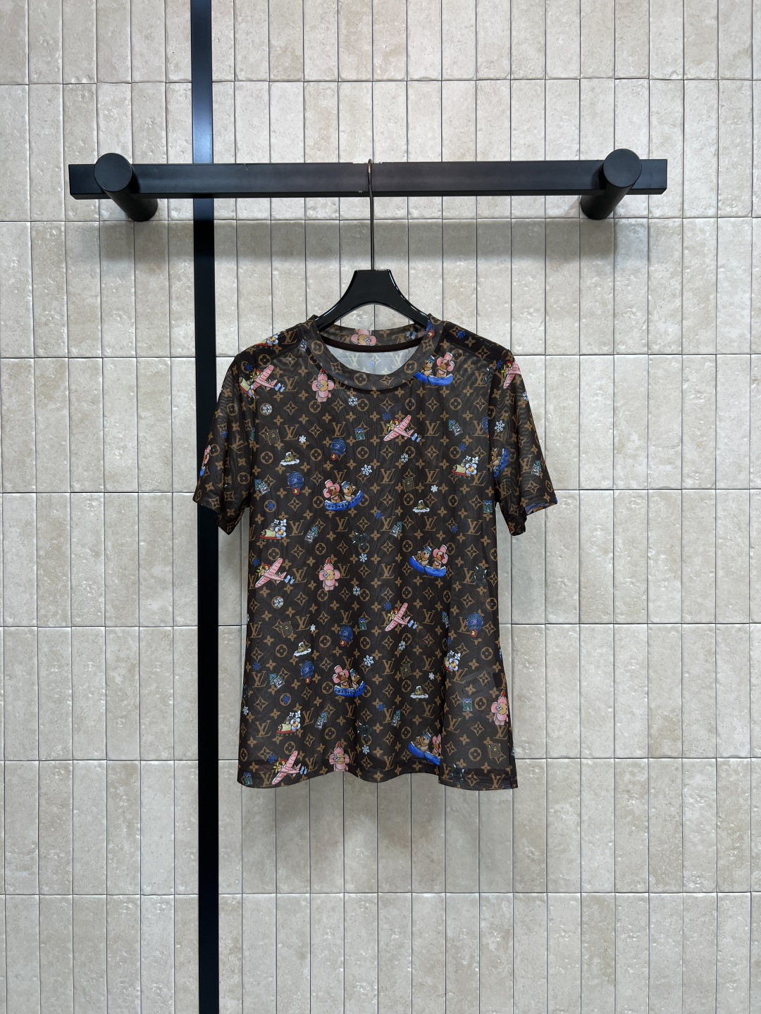 NO:840394,L's 26 new summer style printed round neck T-shirt. Semi-seeing mesh material. Light and breathable. Super comfortable to wear in spring and summer. Classic logo presbyopia + cartoon elements. Interesting and luxurious. Full of fashion sense. Loose cut. Easy to control in daily life or party. Pair with simple bottoms or single items from the same series. The style will be full. Three sizes in one color. Size/S-M-L, Louis Vuitton, tees, t-shirt,19860909L家 26夏季新款 印花圆领T恤 半透视网纱材质 轻薄透气 春夏穿超舒服 经典logo老花+卡通元素 趣味又奢华 时髦感满分 宽松裁剪 日常或派对都能轻松驾驭 搭配简约下装或同系列单品 造型感直接拉满 一色三码Size/S-M-L,,louis vuitton,tees，t-shirt,,Women's clothing