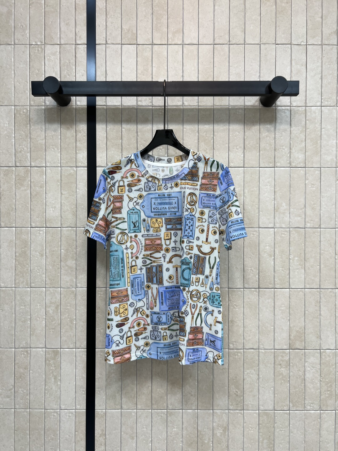 NO:840407,L's 26 new summer style graphic printed T-shirt. Made of light cotton fabric. Comfortable and breathable. Suitable for summer. The printing is inspired by tool elements. Loose fit. Not picky about body shape. It hides fat and looks slim. It can be easily worn in daily casual or street style. It is very fashionable to wear casually with jeans. Sneakers are very fashionable. Three sizes in one color, Size/S-M-L, Louis Vuitton, sneakers, jeans, tees, t-shirt,19860909L家 26夏季新款 图案印花T恤 采用轻薄棉质面料 穿着舒适透气 夏天超适合 印花灵感来自工具元素 宽松版型 不挑身材 藏肉显瘦 日常休闲或街头风都能轻松驾驭 随便搭牛仔裤 运动鞋就很时髦 一色三码Size/S-M-L,,louis vuitton,sneakers,jeans,tees，t-shirt,,Women's clothing