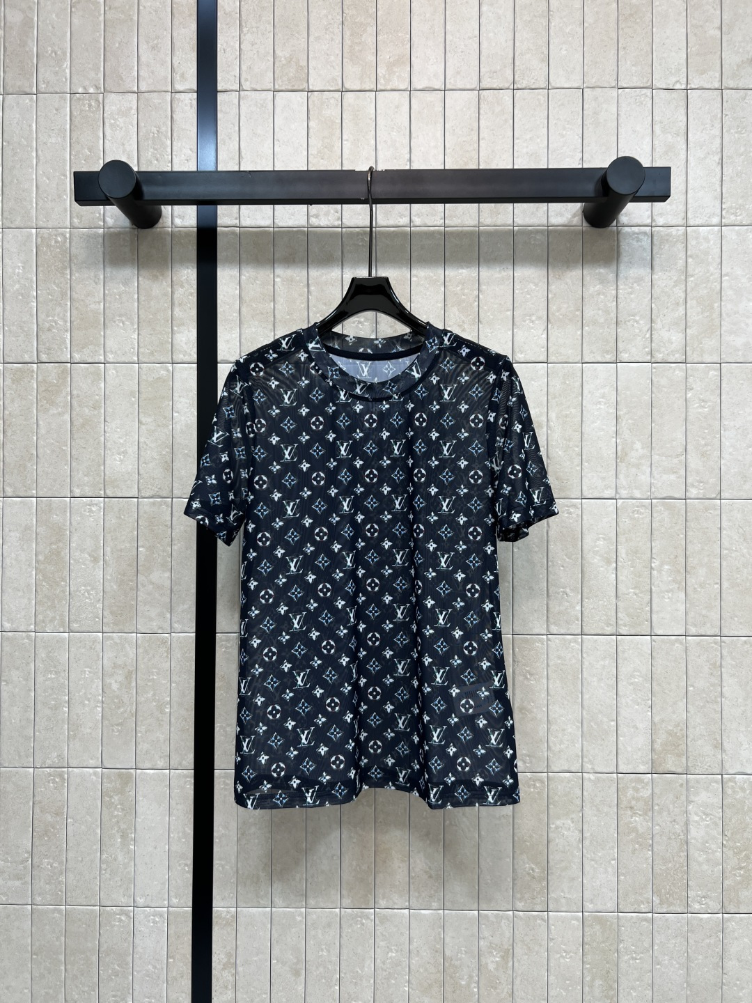NO:840379,L's 26 new summer style, presbyopic round neck top with classic logo printed all over, retro and fashionable, mesh material is light and breathable, super comfortable to wear in spring and summer, round neck and short sleeves design, loose fit, simple and versatile, looks good when worn alone with a denim skirt, the girly style is very good, the sense of perspective makes the outfit more layered, eye-catching for daily or outing, three sizes in one color, Size/S-M-L,, louis vuitton, skirts, T-shirt,19860909L家 26夏季新款 老花圆领上衣 经典logo满印 复古又时髦 网纱材质轻薄透气 春夏穿超舒服 圆领短袖设计宽松版型 简约百搭 单穿配牛仔裙辣妹风很好看 透视感让穿搭更有层次 日常或出街都很吸睛 一色三码Size/S-M-L,,louis vuitton,skirts,T-shirt,,Women's clothing