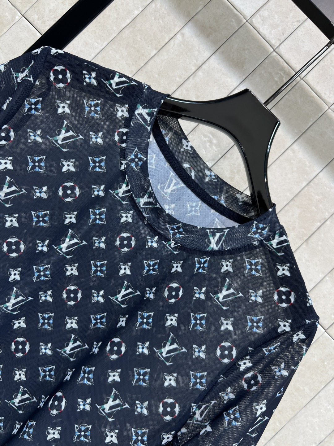 L家 26夏季新款 老花圆领上衣 经典logo满印 复古又时髦 网纱材质轻薄透气 春夏穿超舒服 圆领短袖