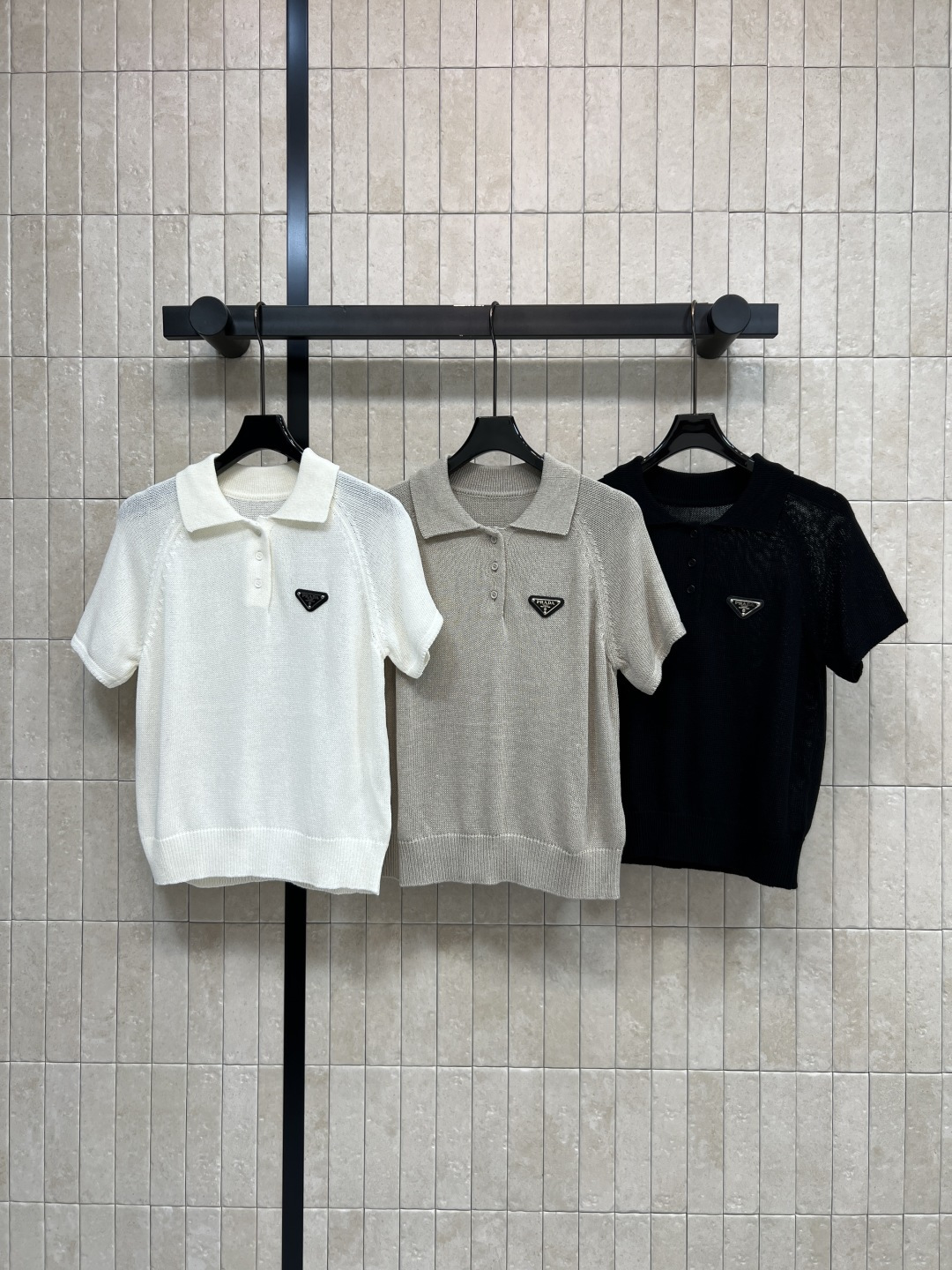 NO:840421,PD Home 26 new summer style POLO short-sleeved top. Made of wool blended fabric. Soft and comfortable. Classic lapel + three-button design. Triangle logo embroidery on the chest is very recognizable. Versatile. Easily suitable for commuting and leisure. Simple and advanced. It looks stylish with jeans or casual pants. Easily get a sense of fashion. Three colors and three codes Size/S-M-L, dior, jeans, T-shirt,19860909PD家 26夏季新款 POLO短袖上衣 采用羊毛混纺面料 柔软舒适 经典翻领+三颗纽扣设计 胸前三角徽标刺绣超有辨识度 百搭 通勤休闲都能轻松驾驭 简约又高级 随便搭牛仔裤或休闲裤都很有型 轻松get时尚感 三色三码Size/S-M-L,,dior,jeans,T-shirt,,Women's clothing