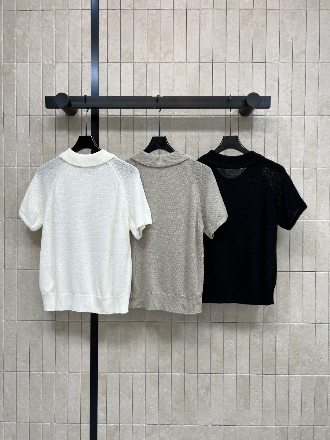 PD家 26夏季新款 POLO短袖上衣 采用羊毛混纺面料 柔软舒适 经典翻领+三颗纽扣设计 胸前三角徽标
